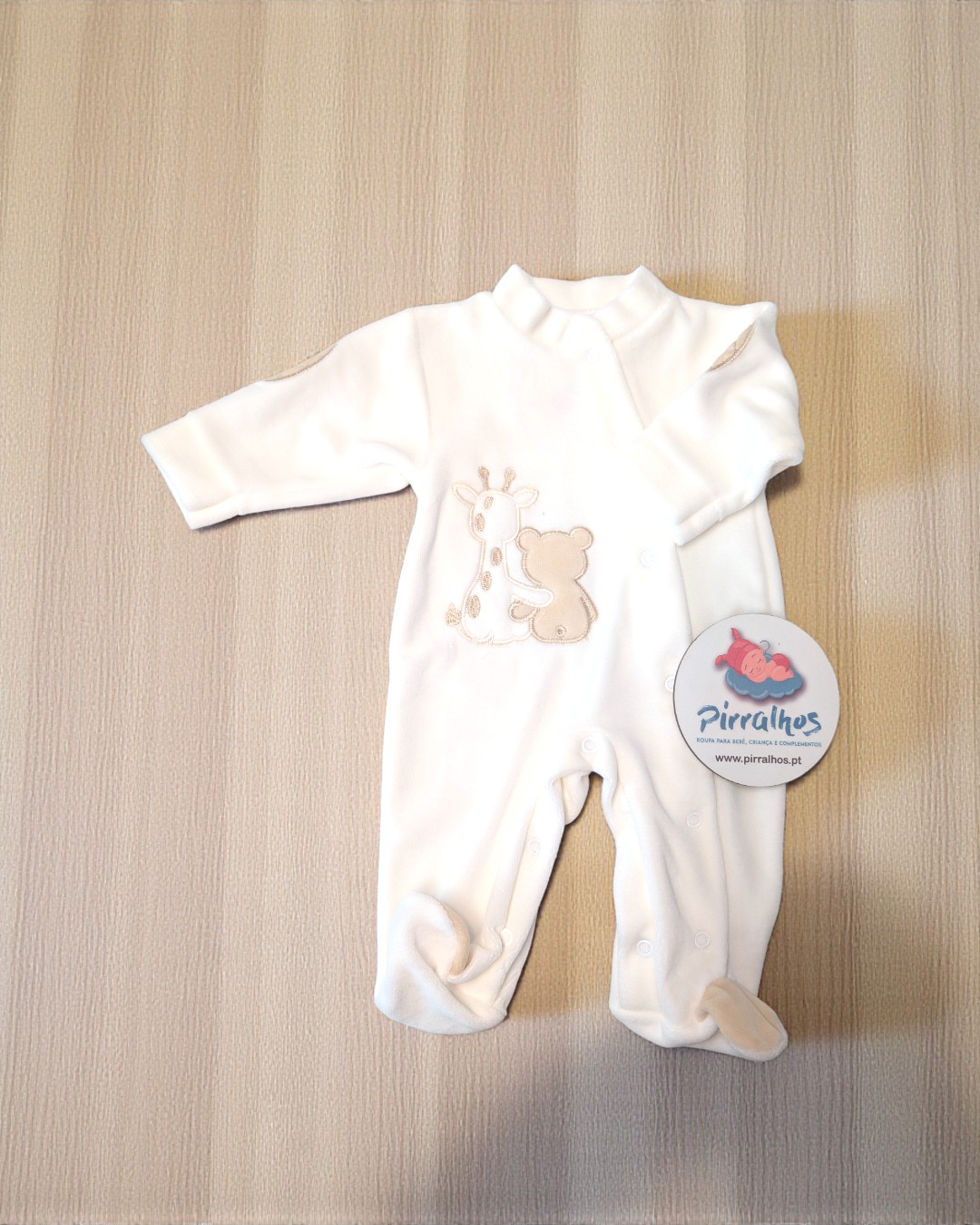 Macacão bebé branco com bordado de girafa e urso e etiqueta da marca Pirralhos