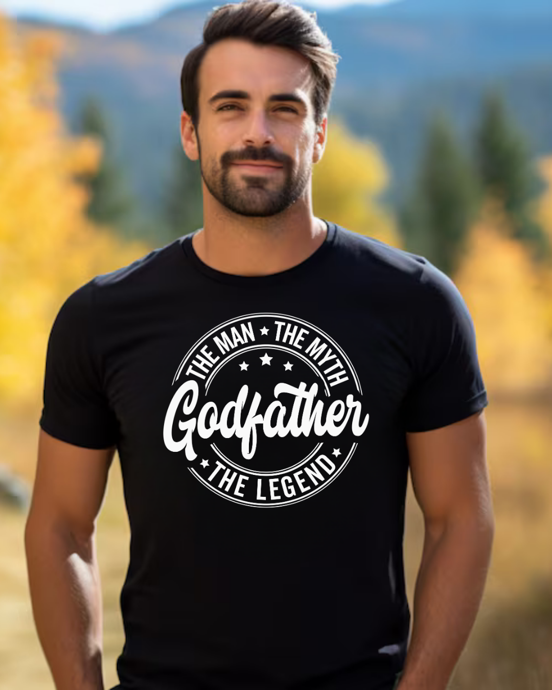 Homem a usar t-shirt preta com estampa branca Godfather em cenário natural de outono
