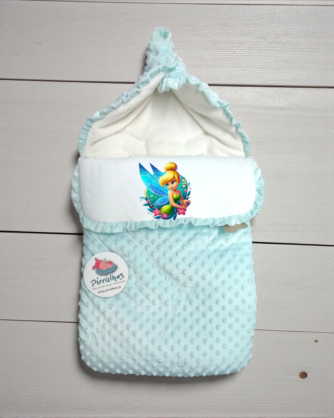 Saco de bebé azul claro com estampa de fada e etiqueta Pirraltos