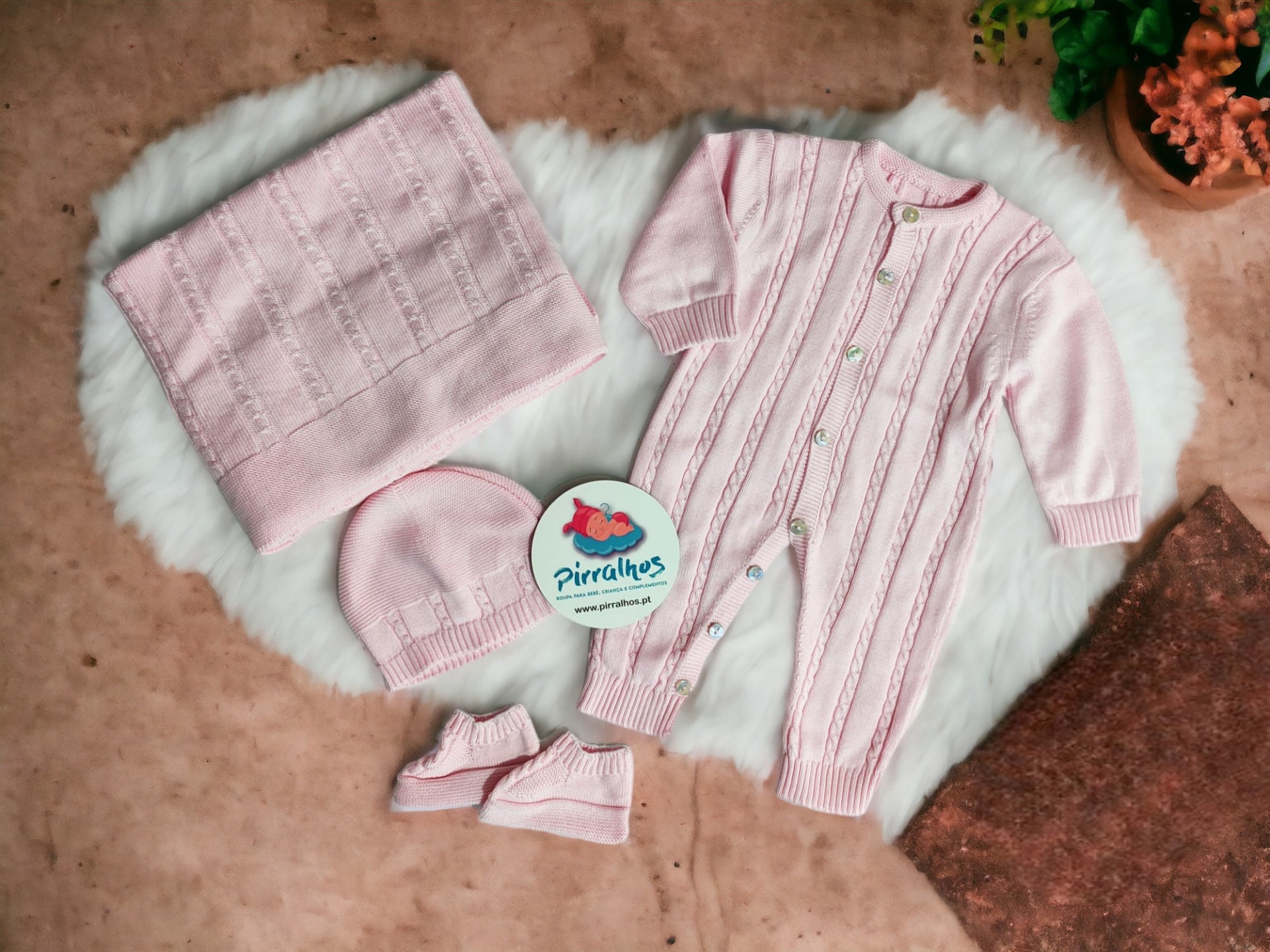 Conjunto de bebé cor de rosa em malha com macacão, gorro, meias e manta com etiqueta 'Pirralhos'