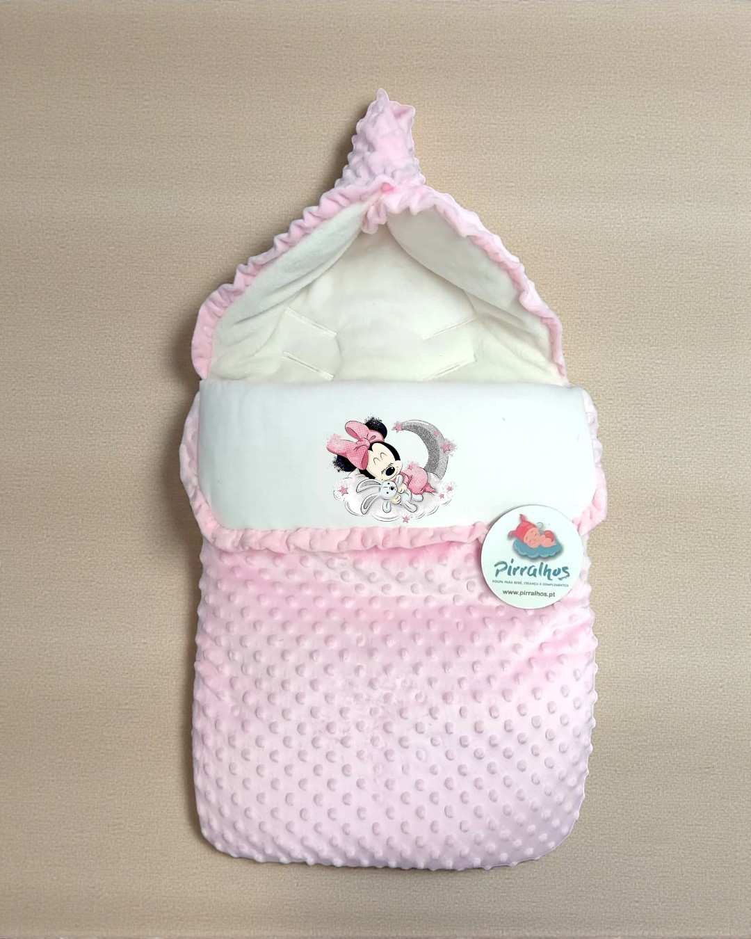 Saco de dormir rosa para bebé com estampa da Minnie e etiqueta Pirralhos