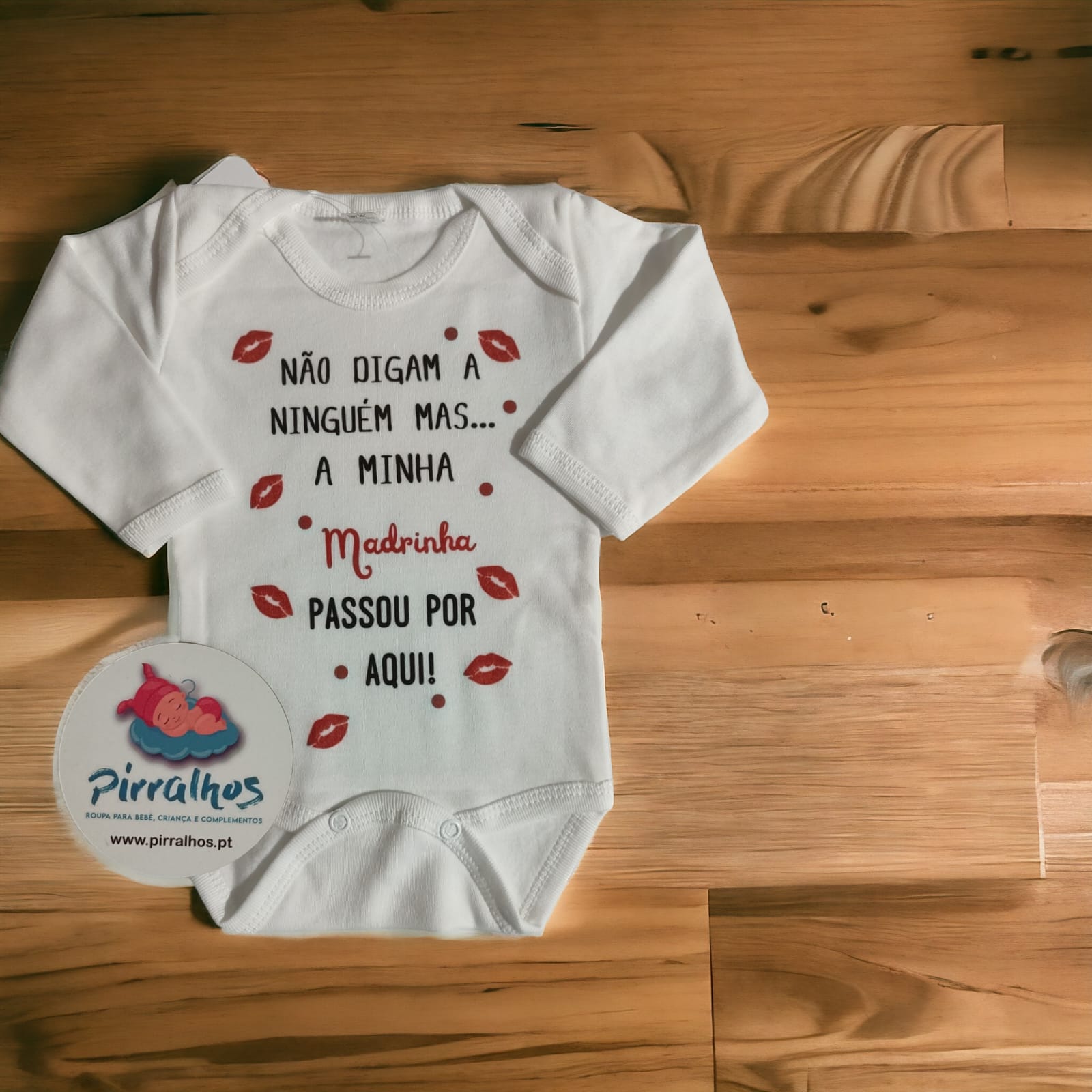 Body branco de bebé com texto em português e lábios vermelhos