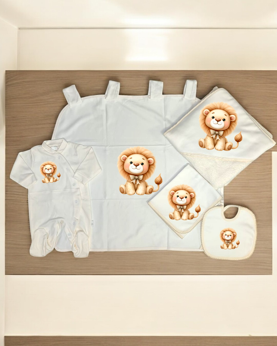 Conjunto branco para bebé com estampado de leão em tons castanhos e bege