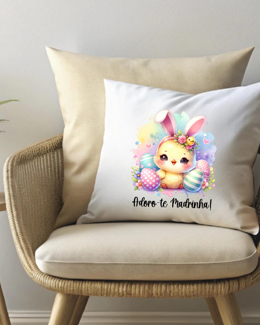 Almofada branca com coelho bebé e texto 