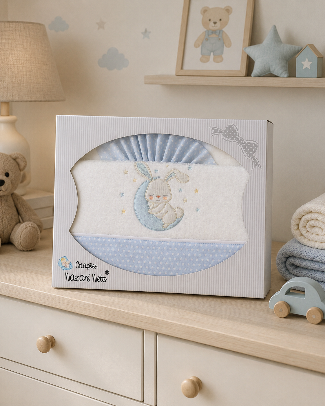 Conjunto de fraldas de bebé branco e azul com bordado de coelho e lua