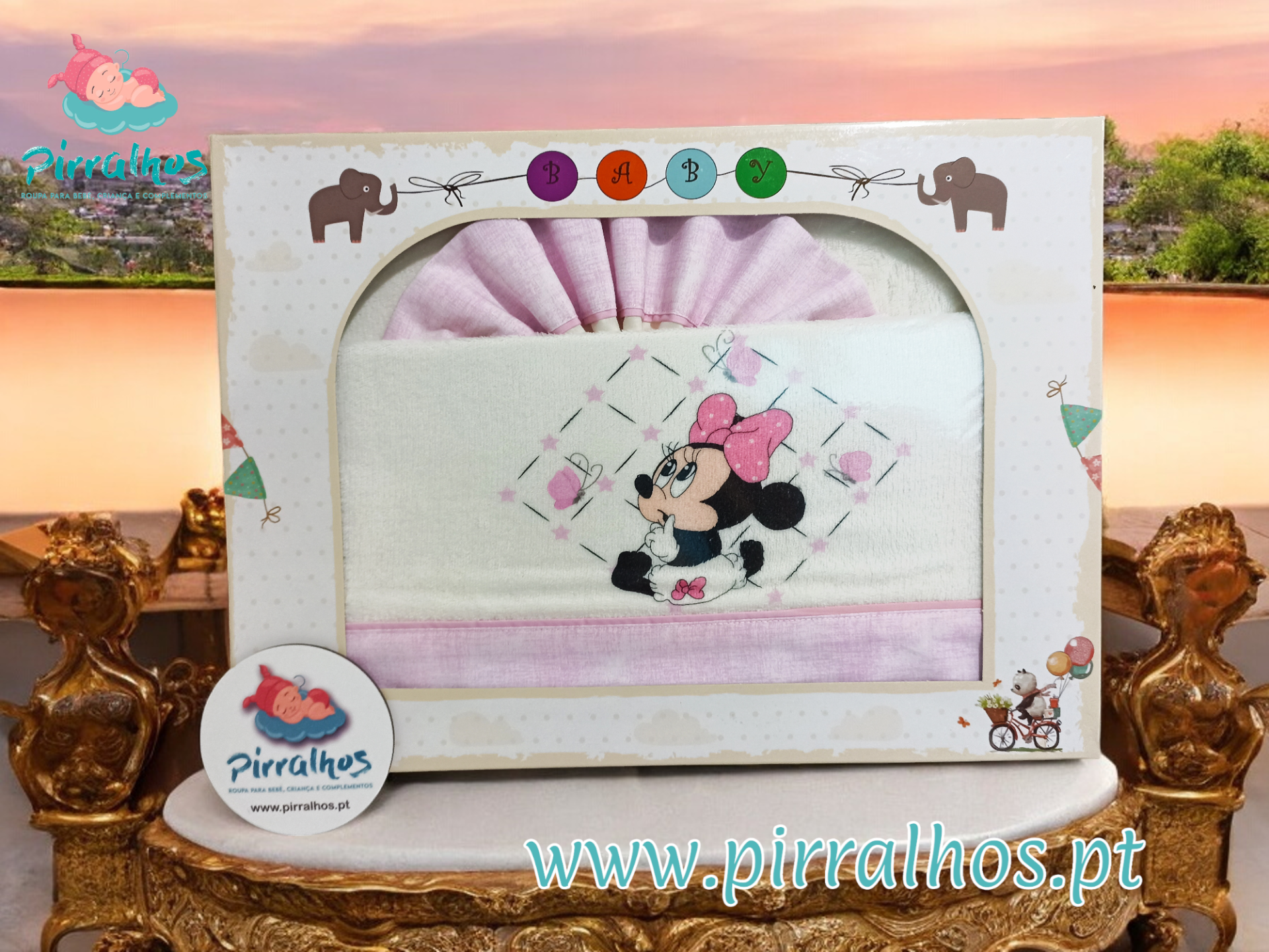 Fraldinha de bebé branca e rosa com bordado da Minnie Mouse, em caixa de embalagem com janela transparente