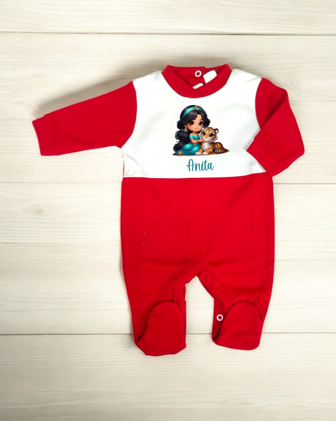 Pijama de bebé vermelho e branco com ilustração de menina e tigre e nome Anita.