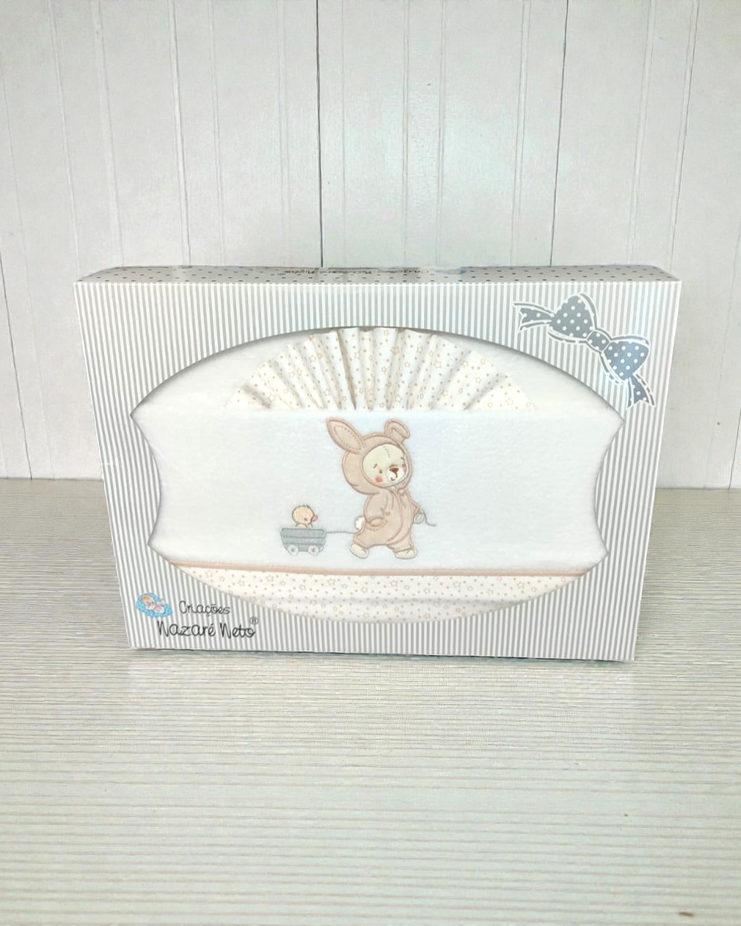 Conjunto roupa de bebé com bordado menino em fato de coelho e carrinho com pato