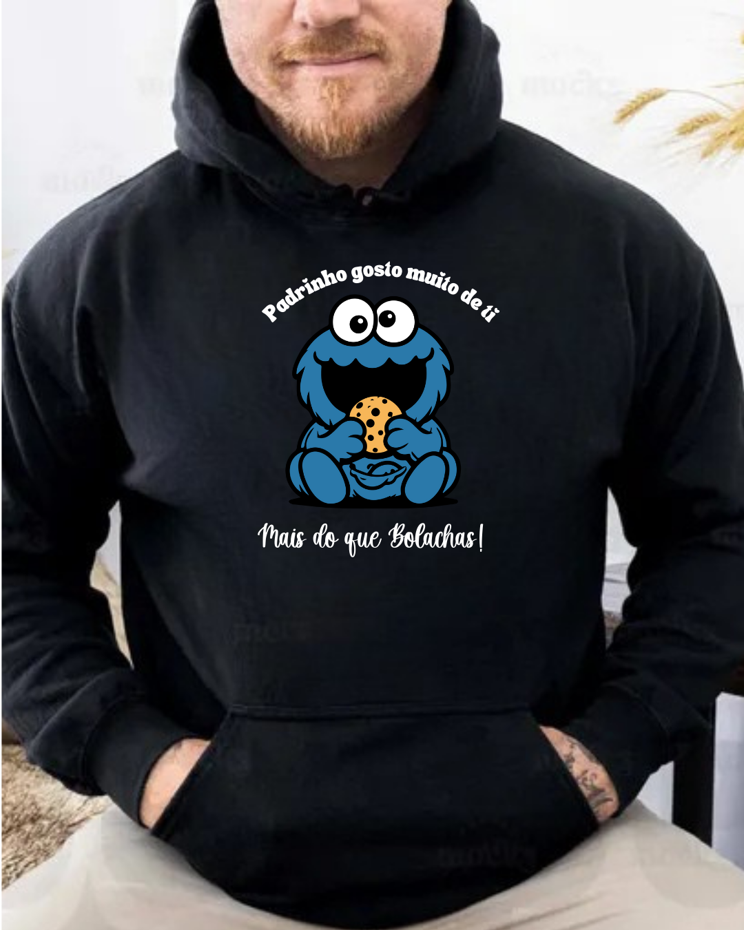Casaco preto com estampa de personagem azul e texto em português