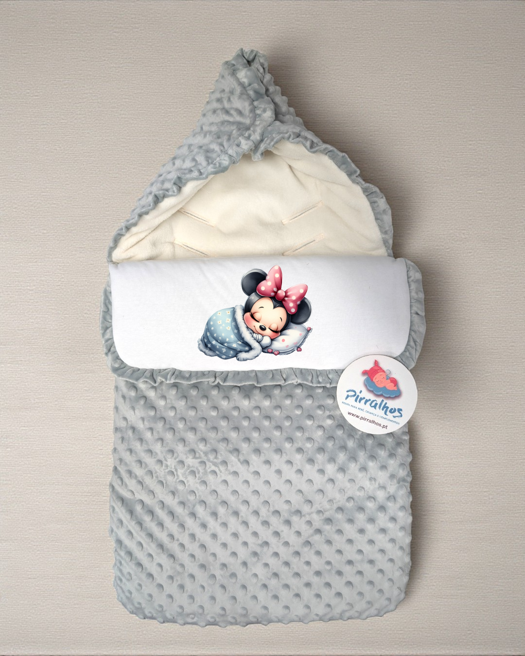 saco de dormir ou manta para bebé cinza com desenho da Minnie bebé e etiqueta Pirralhos