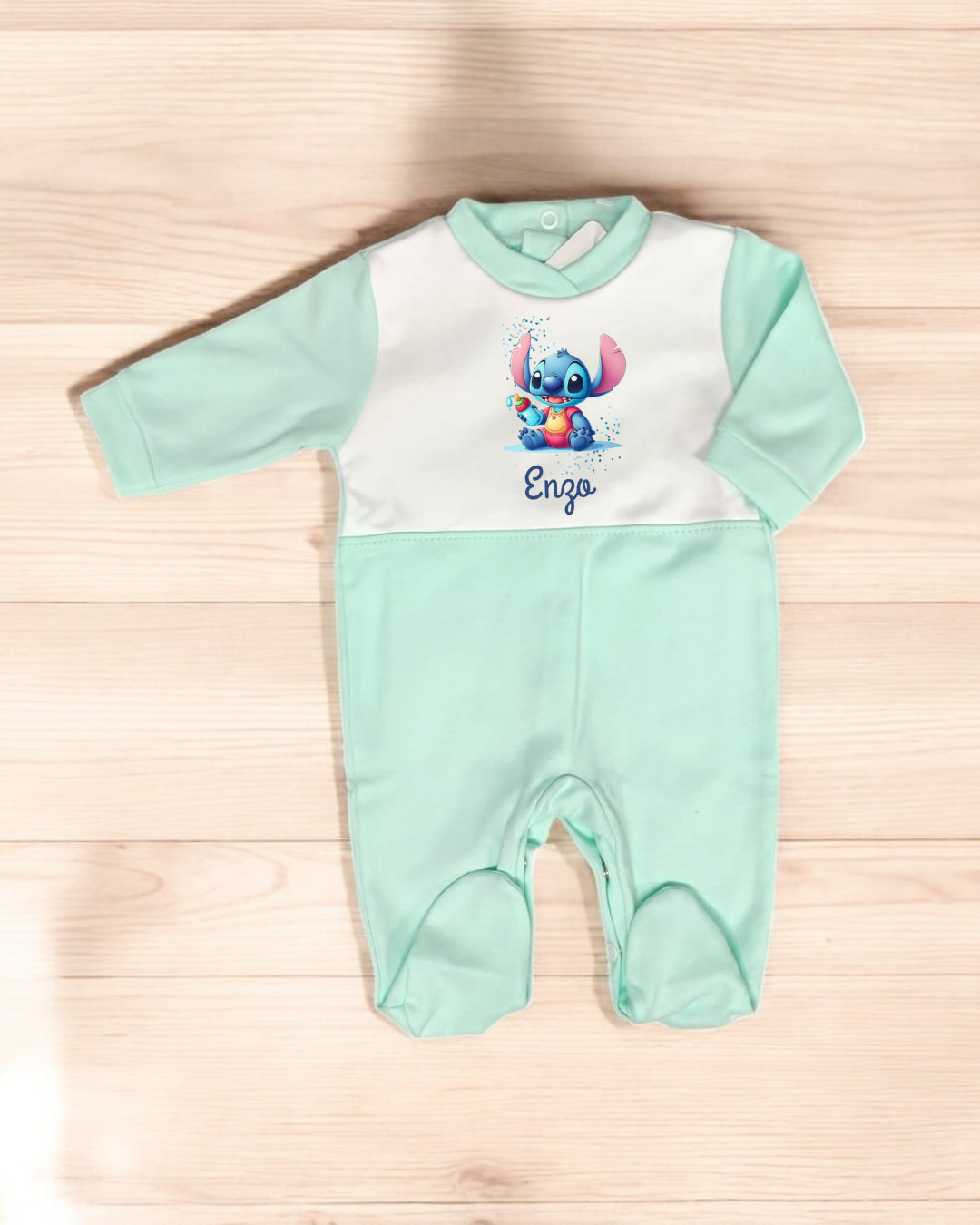 Pijama azul-clarinho e branco para bebé com estampa de Stitch e nome Enzo