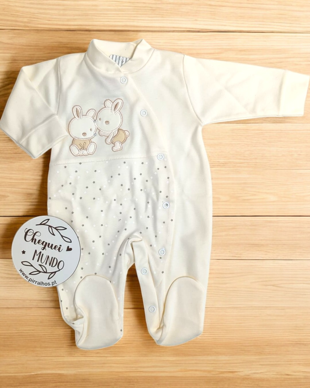 Macacão creme para bebé com coelhinhos bordados e padrão de pontos cinzentos