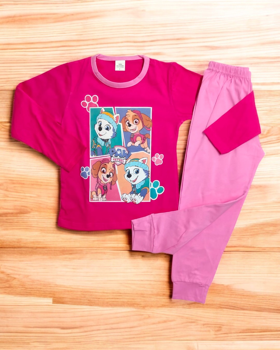 Conjunto de pijama infantil rosa com estampado de personagens animados