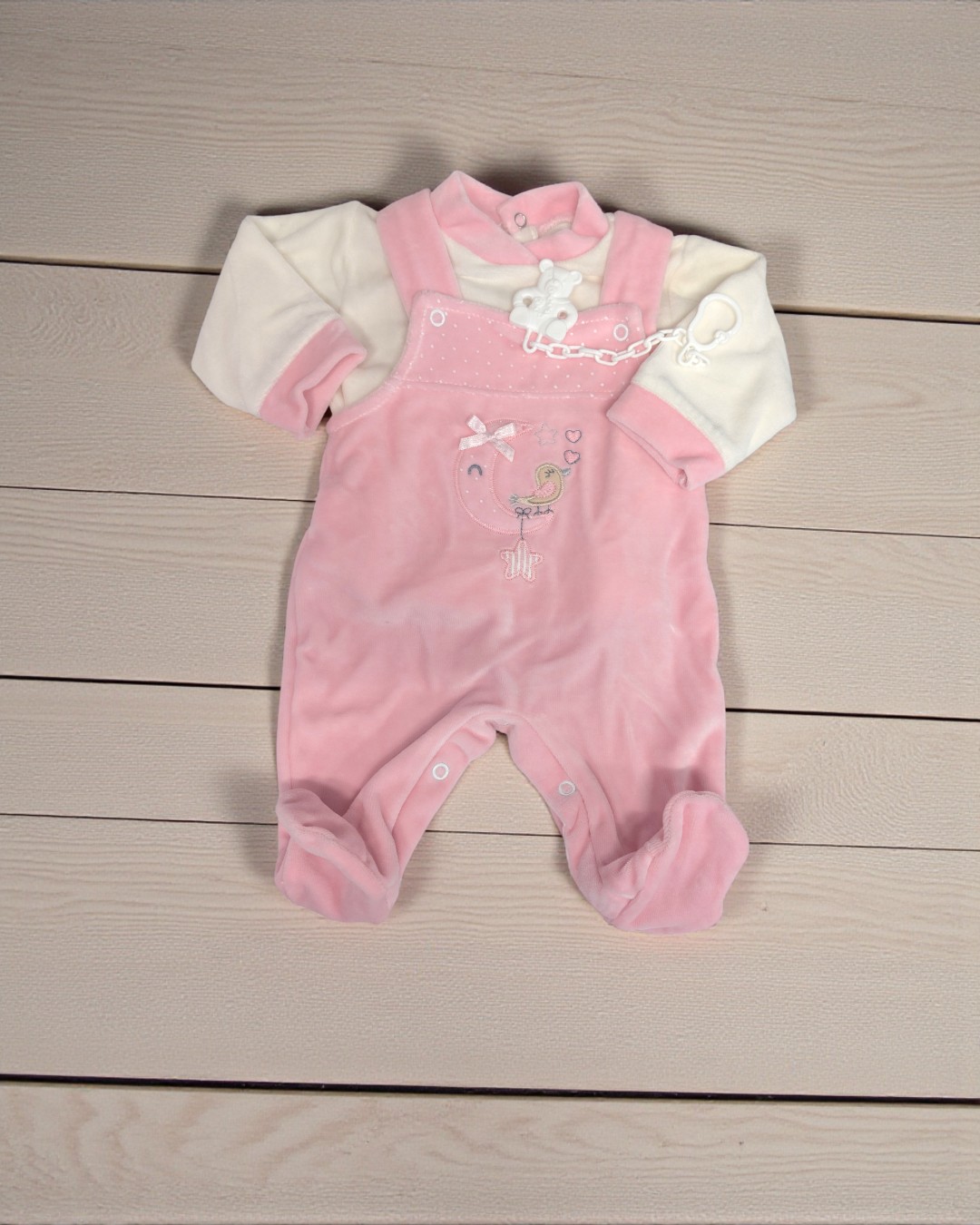 Conjunto de bebé rosa e creme em madeira clara
