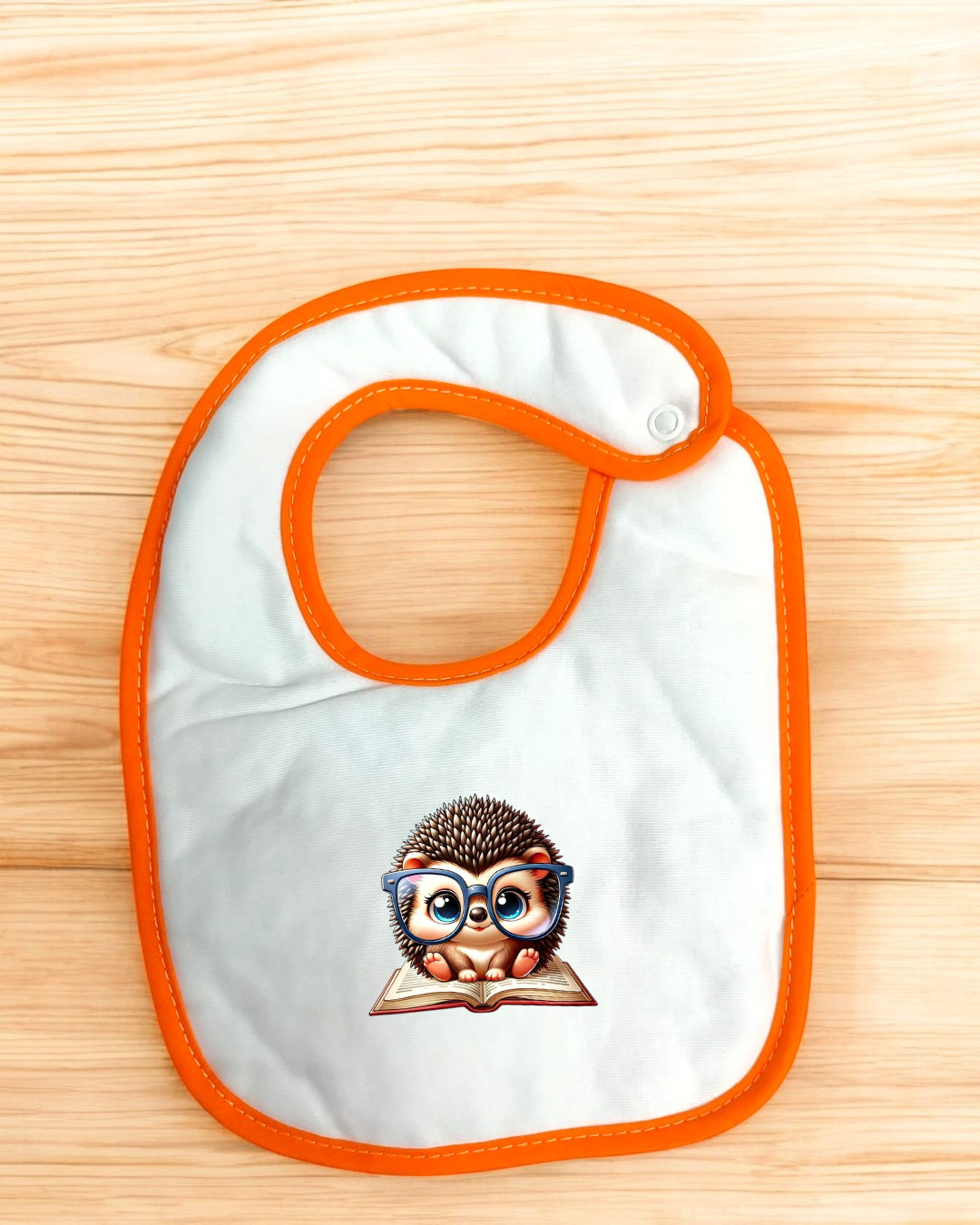 Babeiro branco com estampa de ouriço com óculos e borda laranja