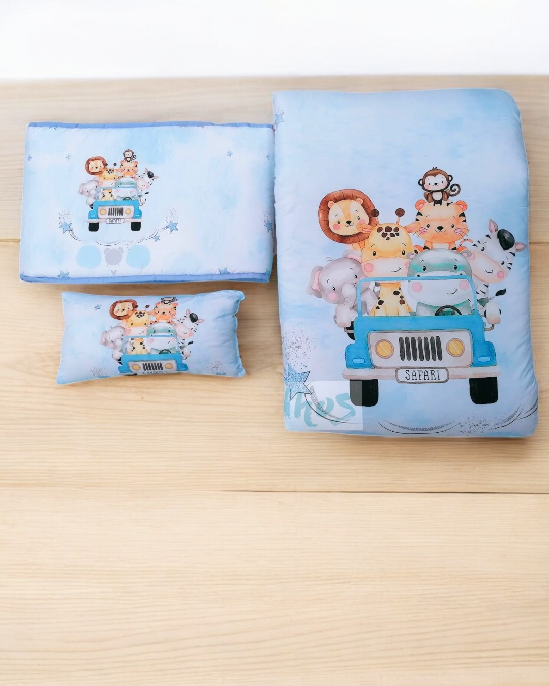 Conjunto de têxteis para bebé com animais e carro azul em fundo azul