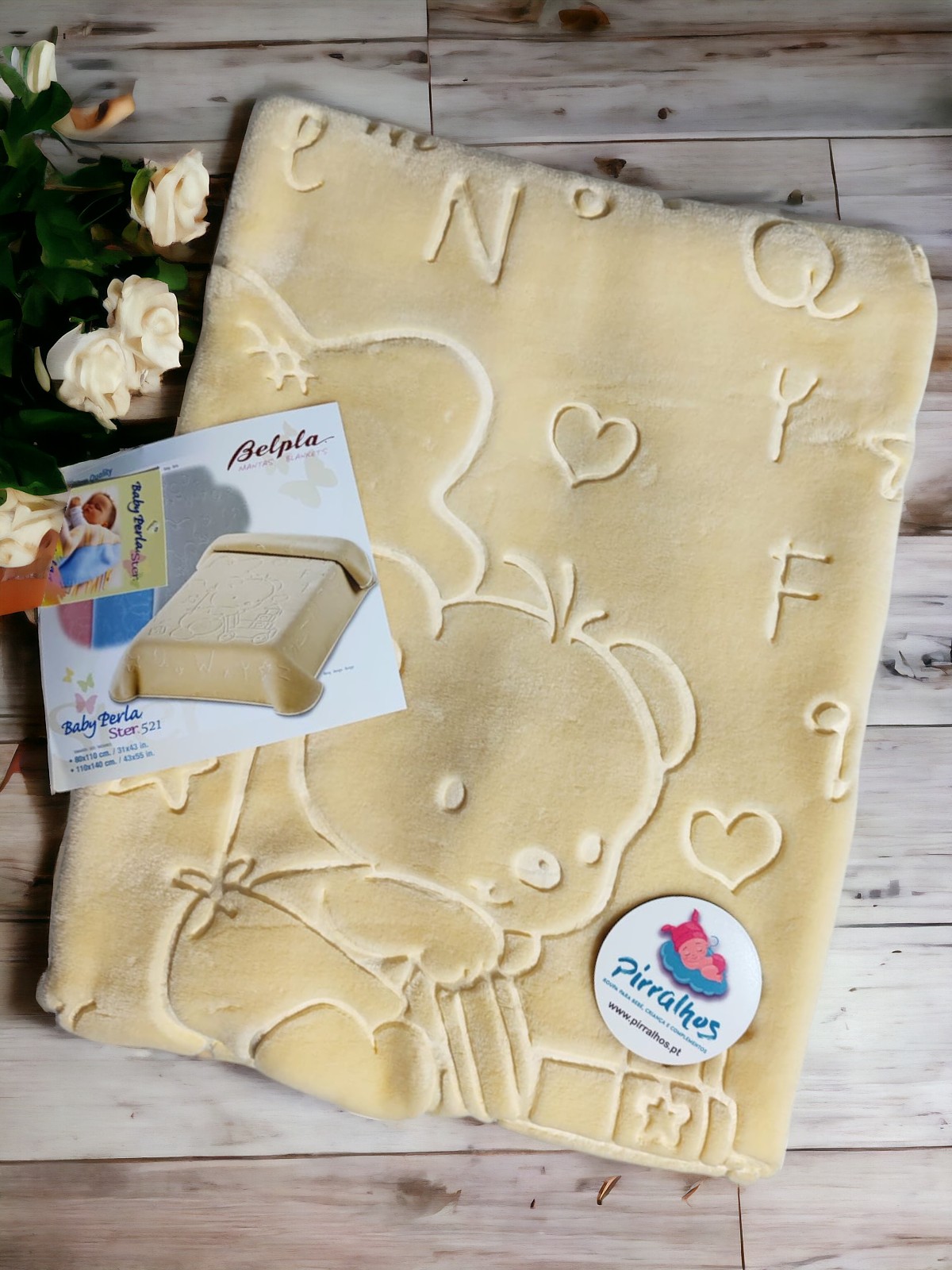 Manta de bebé amarela com padrão em relevo de ursinho, letras e corações