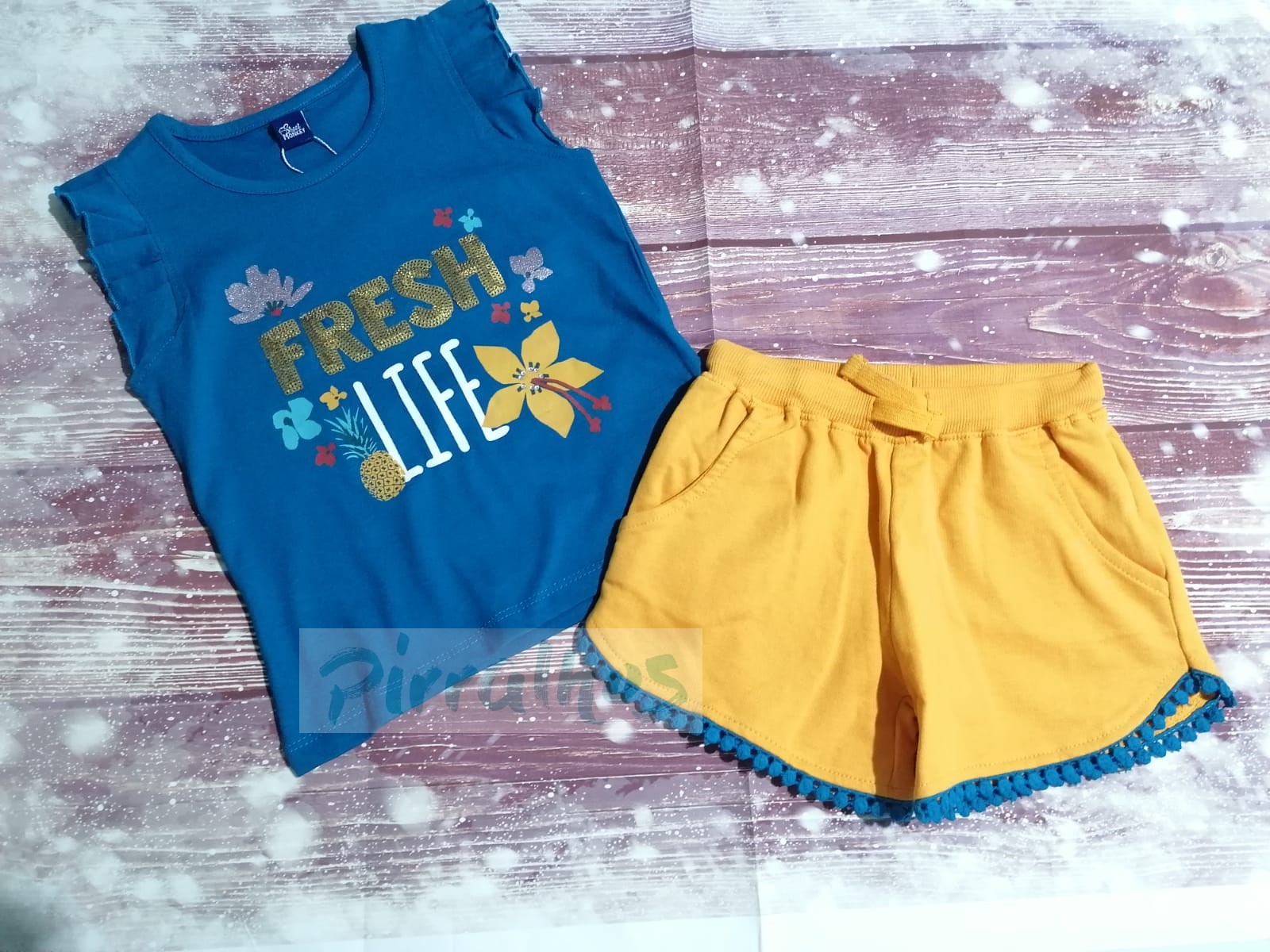 Conjunto infantil t-shirt azul e calções amarelos com pompons