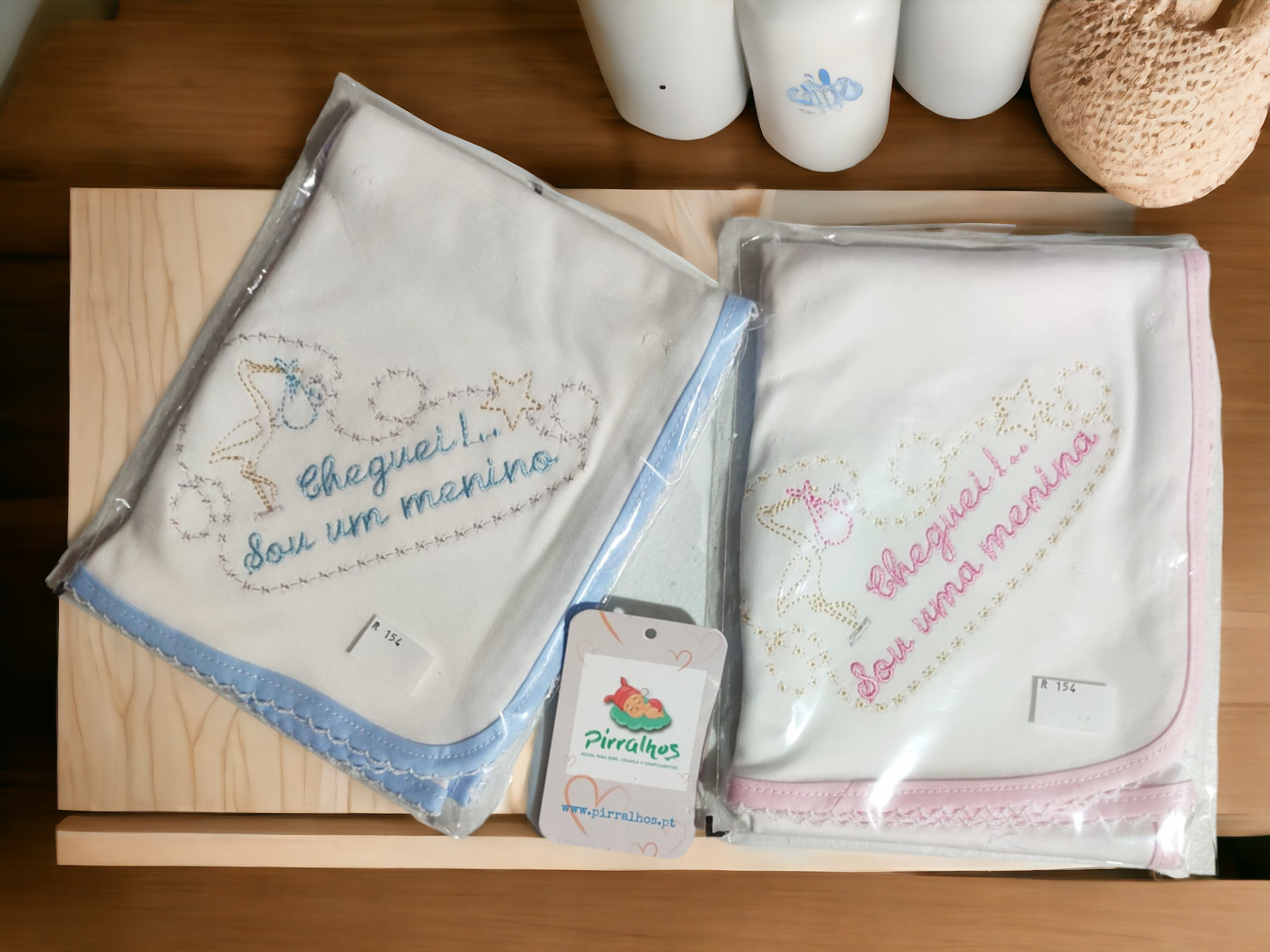 Toalhas de bebé azul e rosa embaladas com bordados e rendas