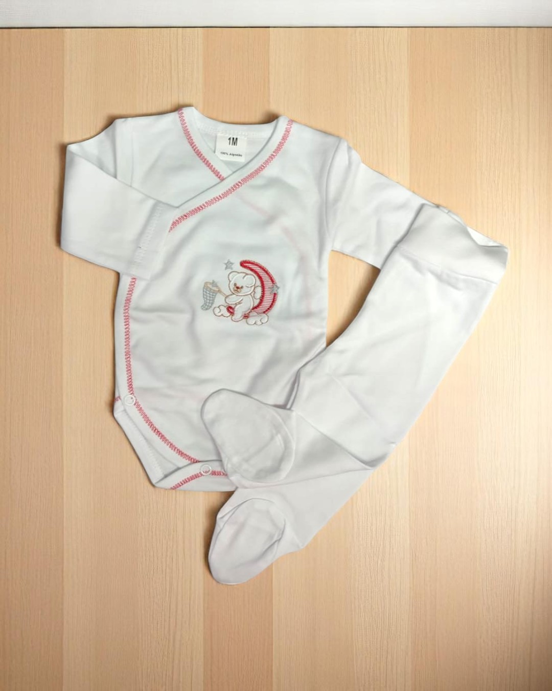 Conjunto de roupa de bebé branco com body de ursinho e calças com pé