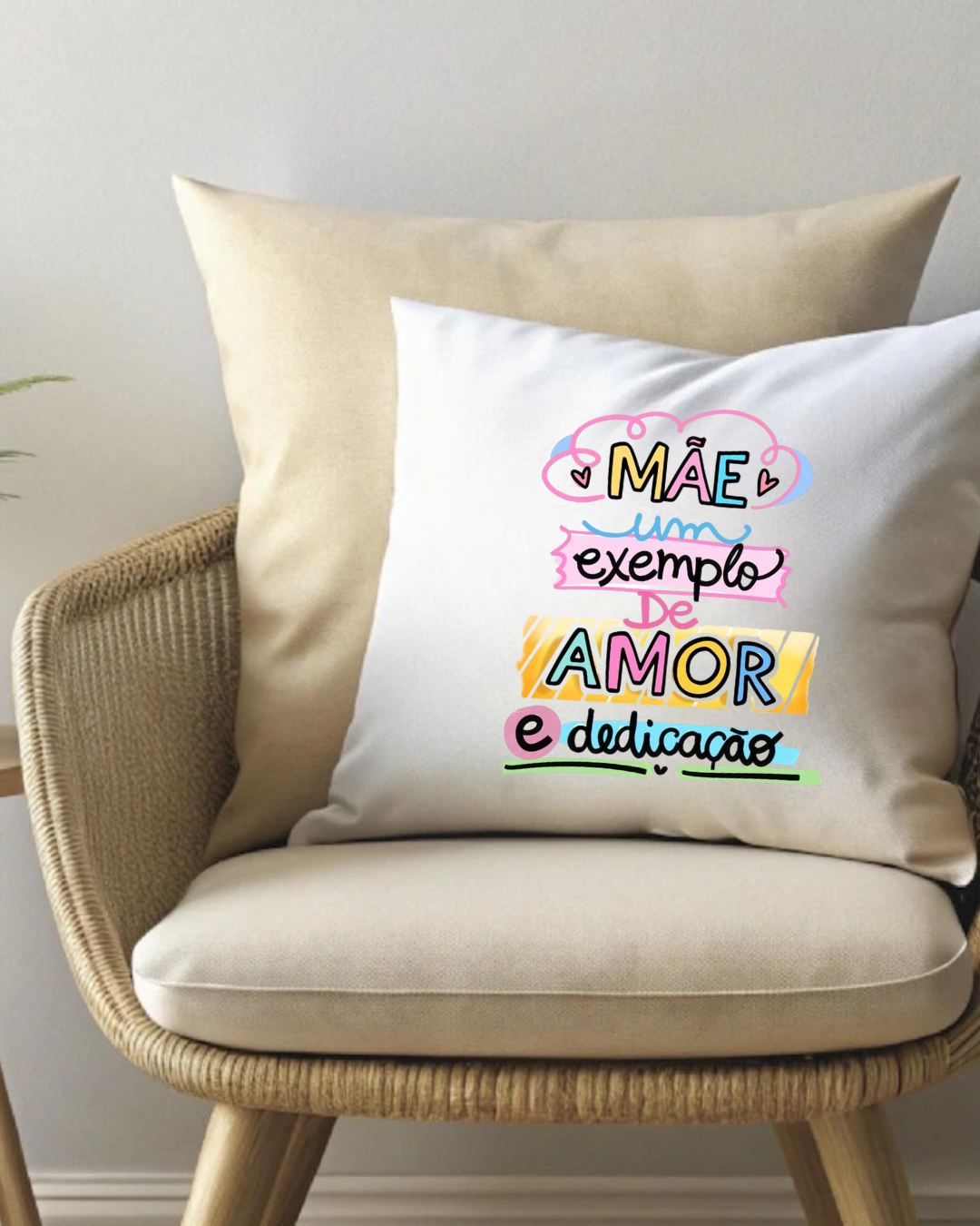 Almofada branca com texto colorido numa cadeira de vime