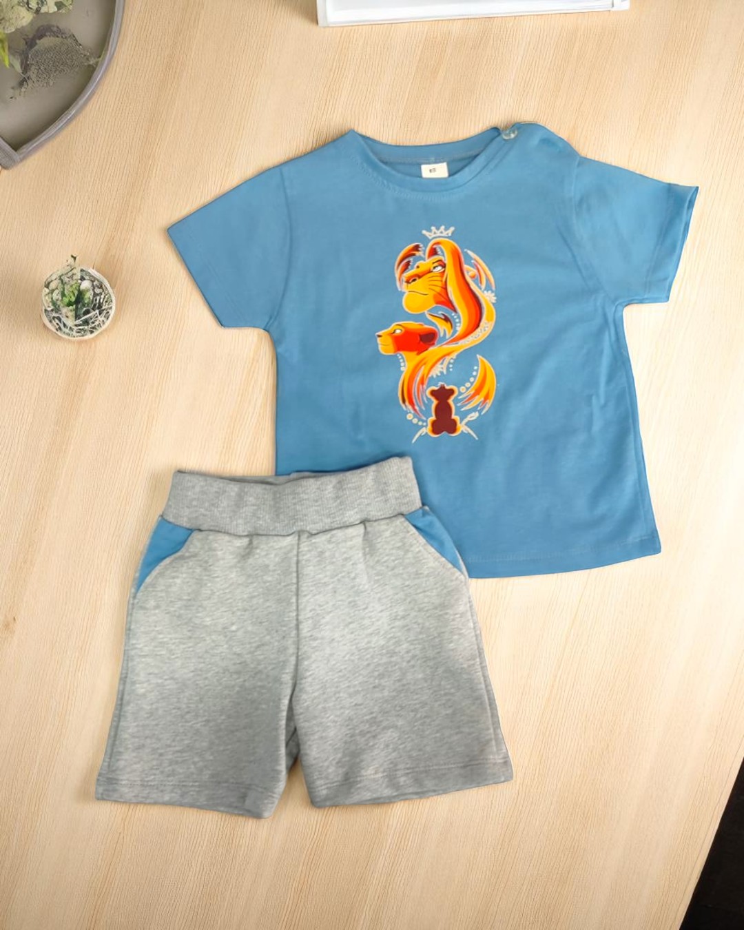 Conjunto infantil com t-shirt azul estampada e calções cinza