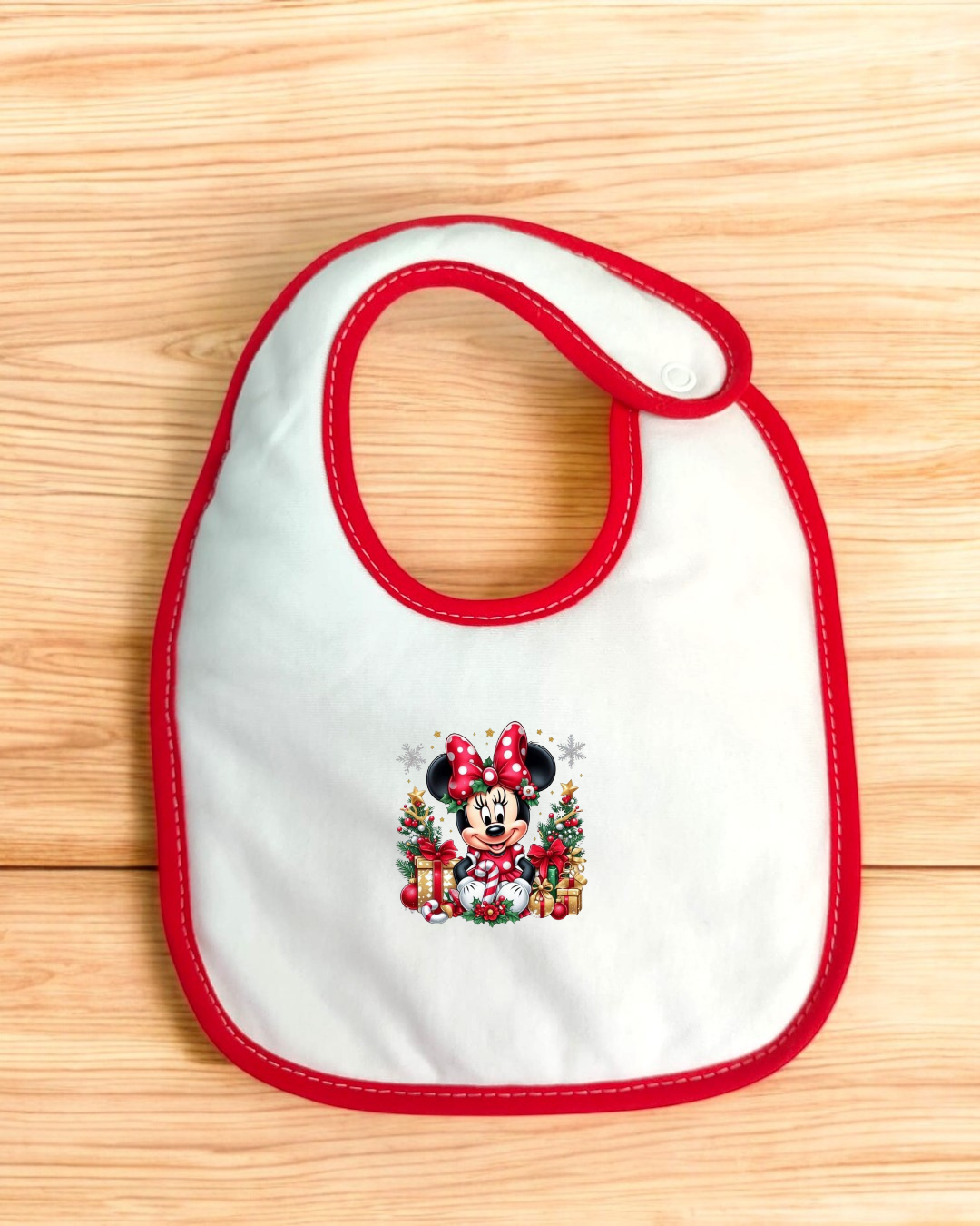 Babete branco com bordas vermelhas e estampa da Minnie Mouse com tema de Natal