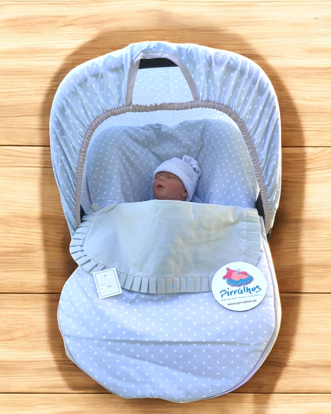 Cadeira para bebé azul claro com estrelas brancas e boneco vestindo gorro