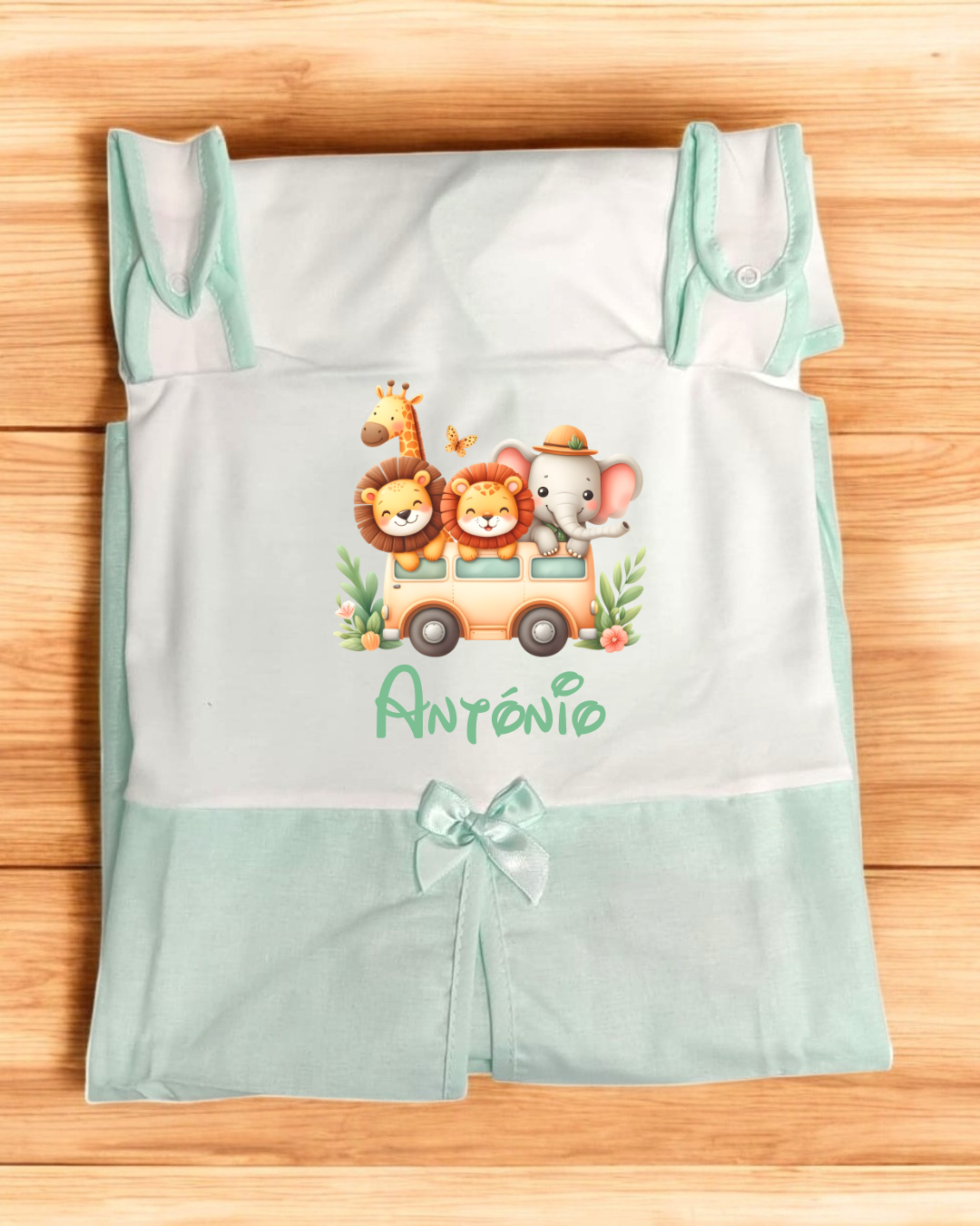 Macacão de bebé verde água e branco com pintura de animais e nome António
