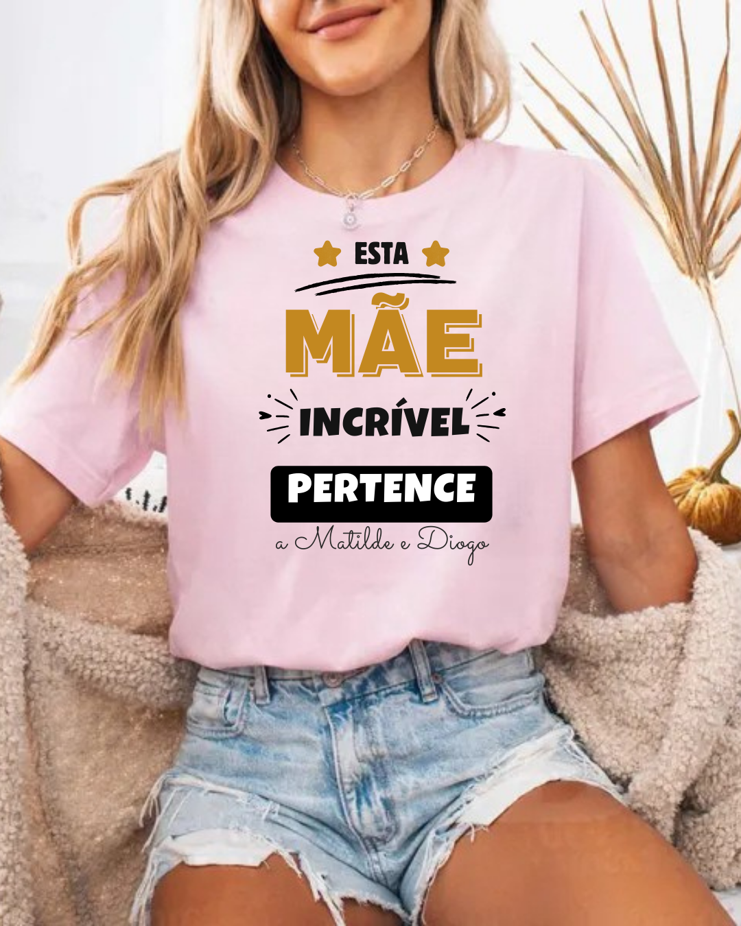 T-shirt rosa com texto sobre mãe incrível em várias cores