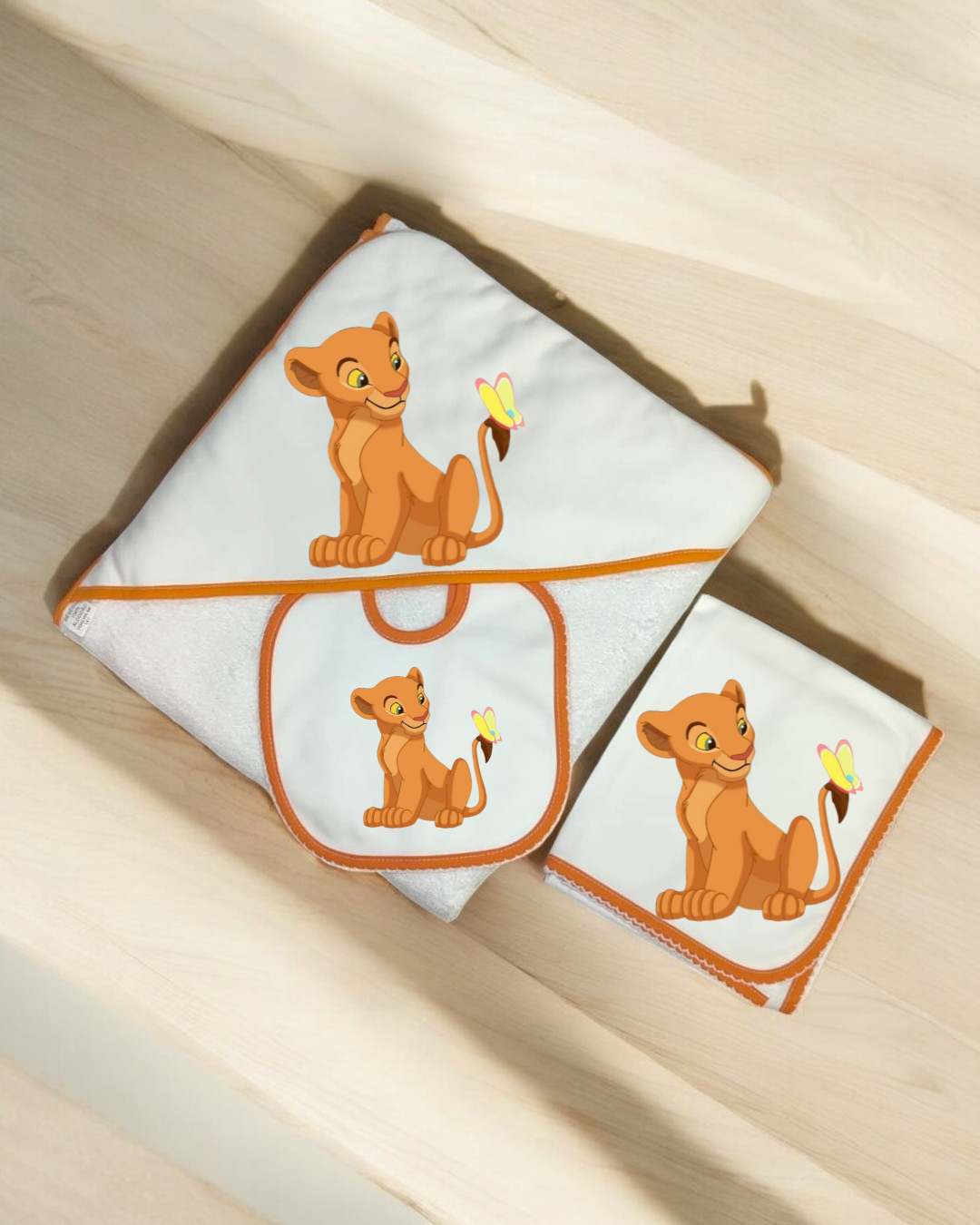 Toalhas de banho para bebé com desenho do Simba em branco e bordas laranja