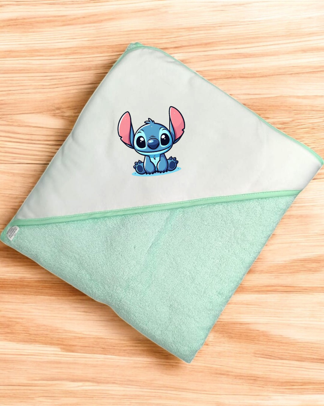 Toalha de bebé verde menta com capuz decorado com personagem Stitch