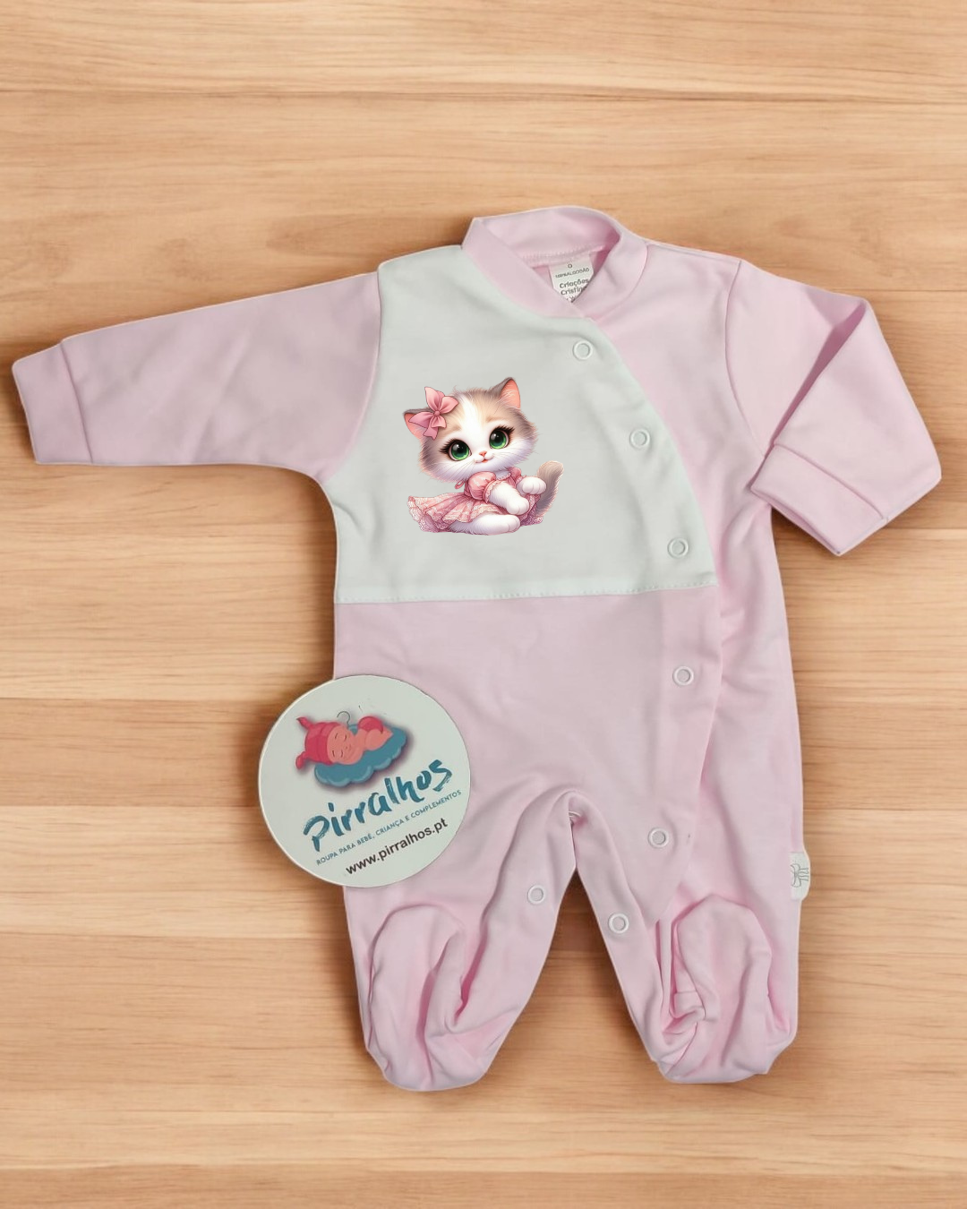 Pijama de bebé cor-de-rosa com imagem de gato e etiqueta da marca Pirralhos