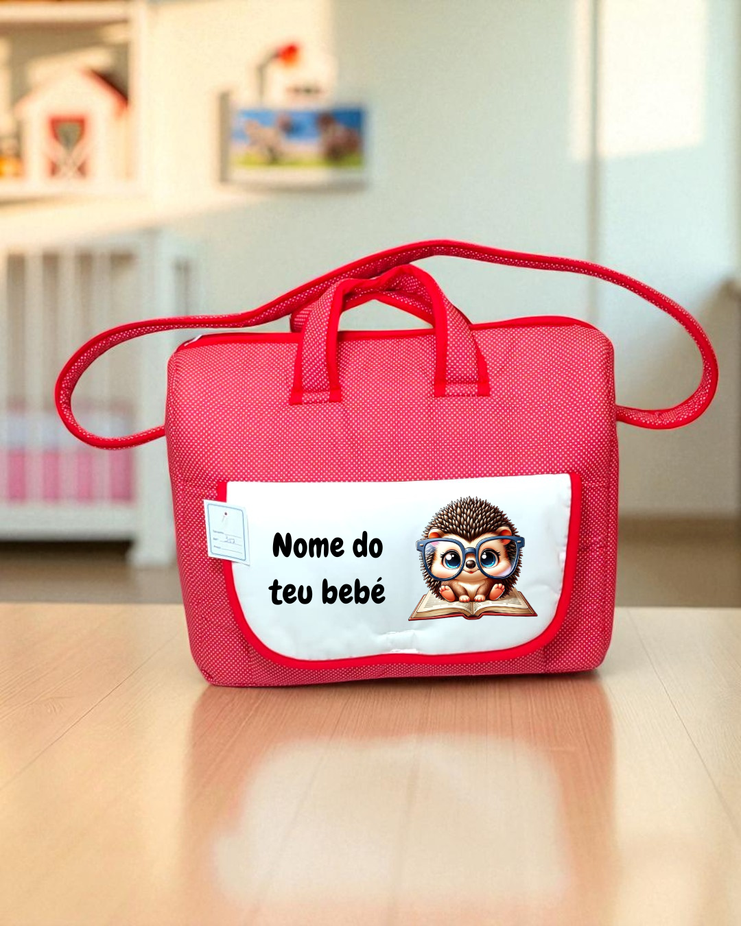 Mochila vermelha com bolso branco e desenho de ouriço com óculos e livro