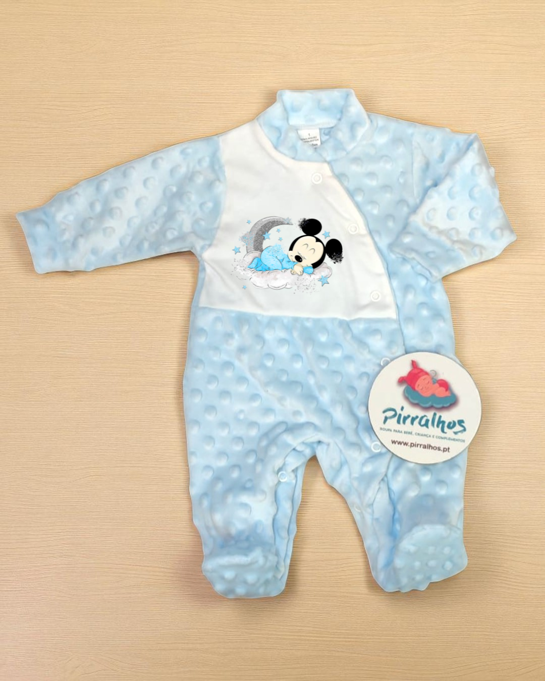 Pijama azul claro para bebé com padrão de bolinhas e estampa do Mickey Mouse