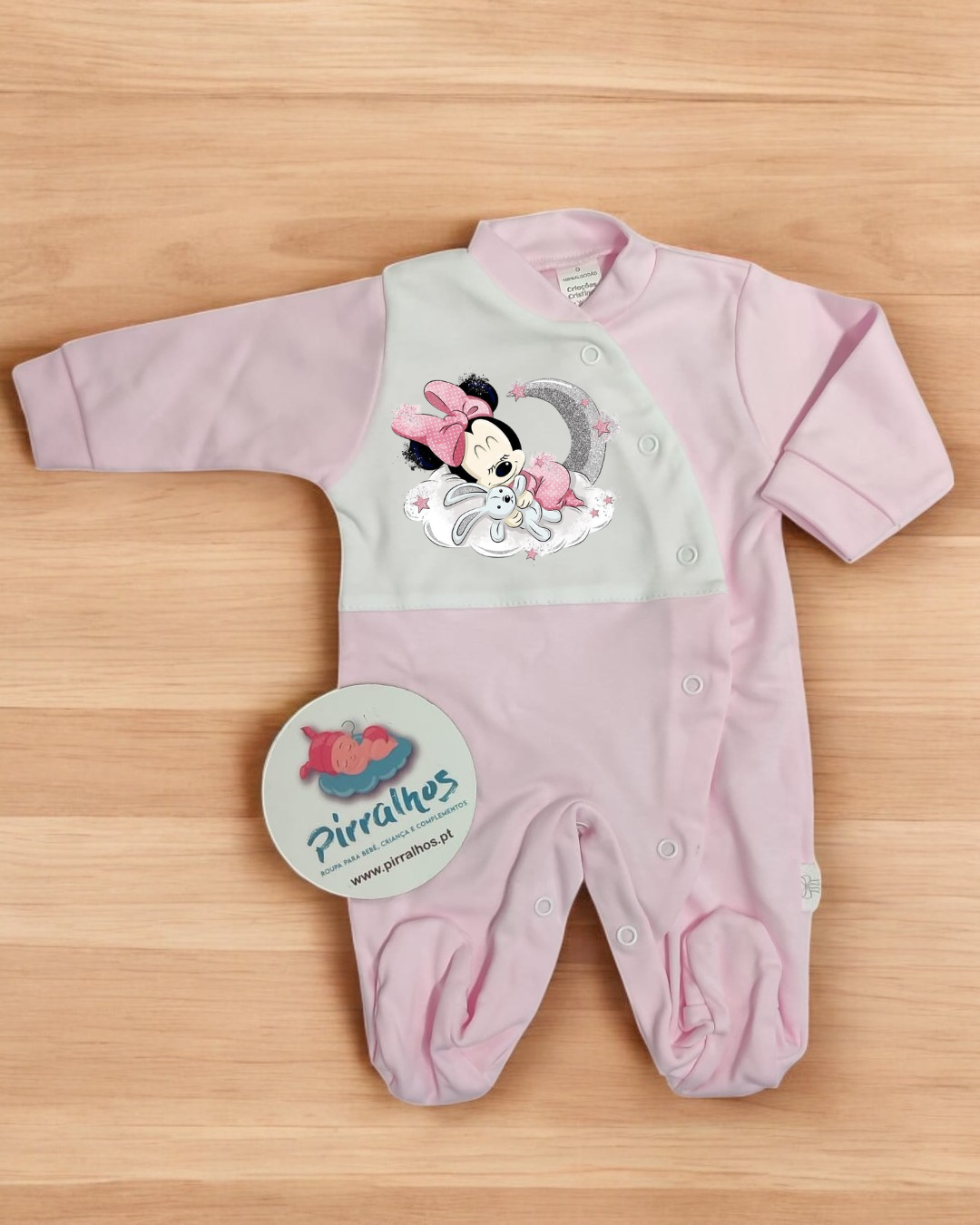 Pijama de bebé cor-de-rosa e branco com personagem Minnie Mouse estampada