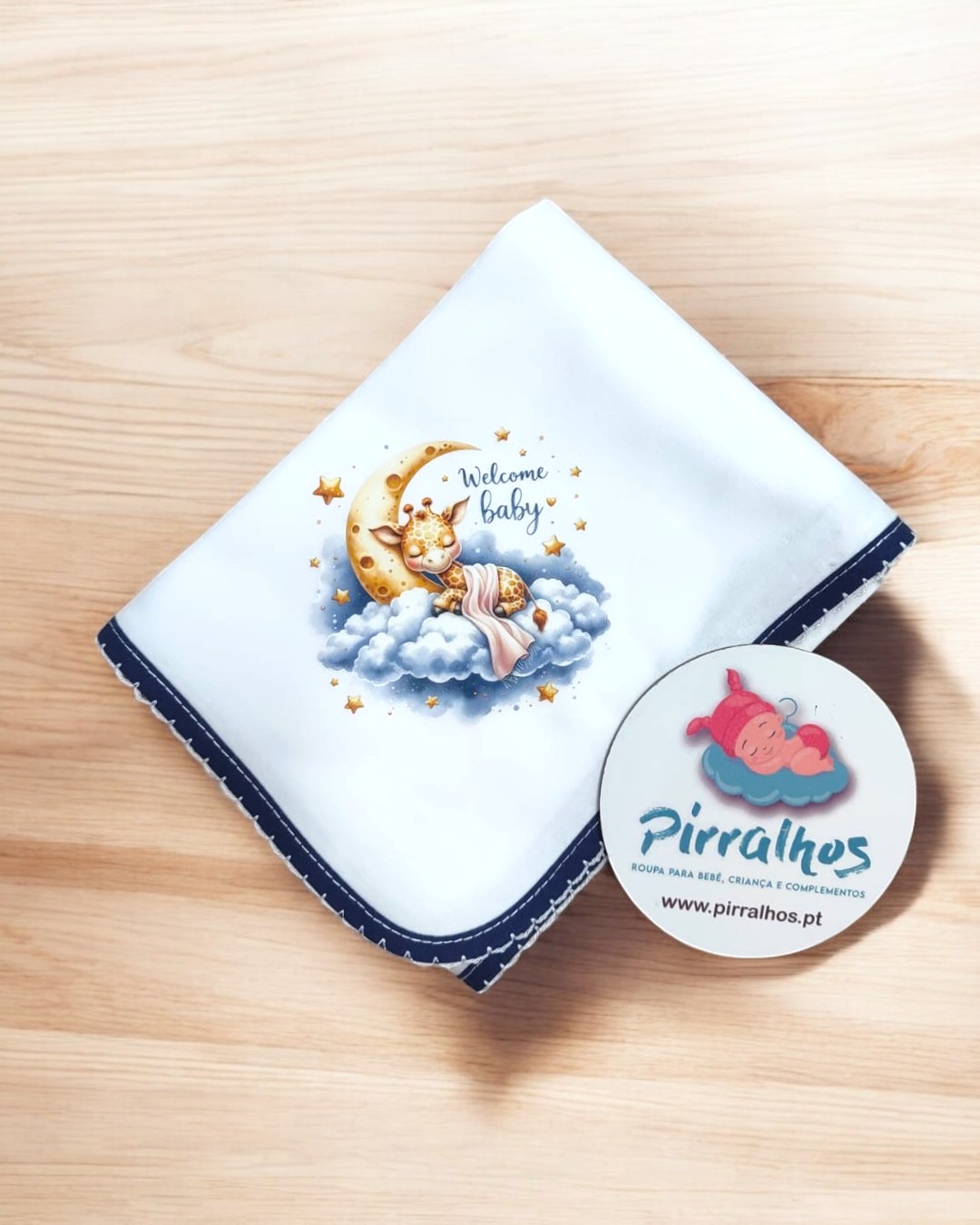 Fralda branca com estampa de girafa a dormir e texto Welcome baby e etiqueta Pirralhos