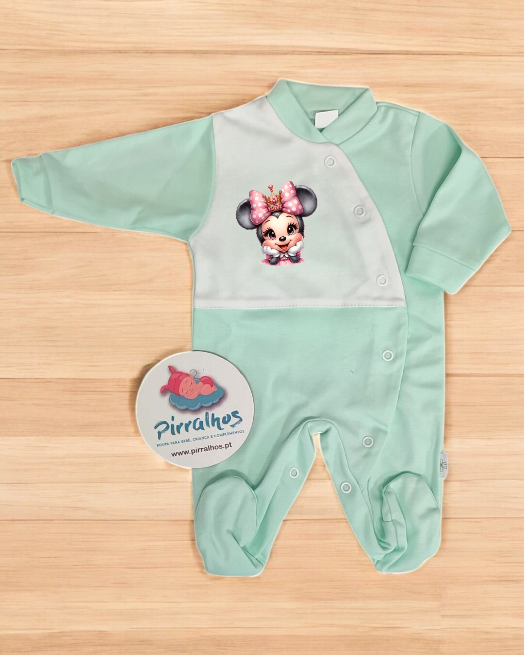 Macacão verde claro para bebé com estampa da Minnie Mouse e fecho de botões.