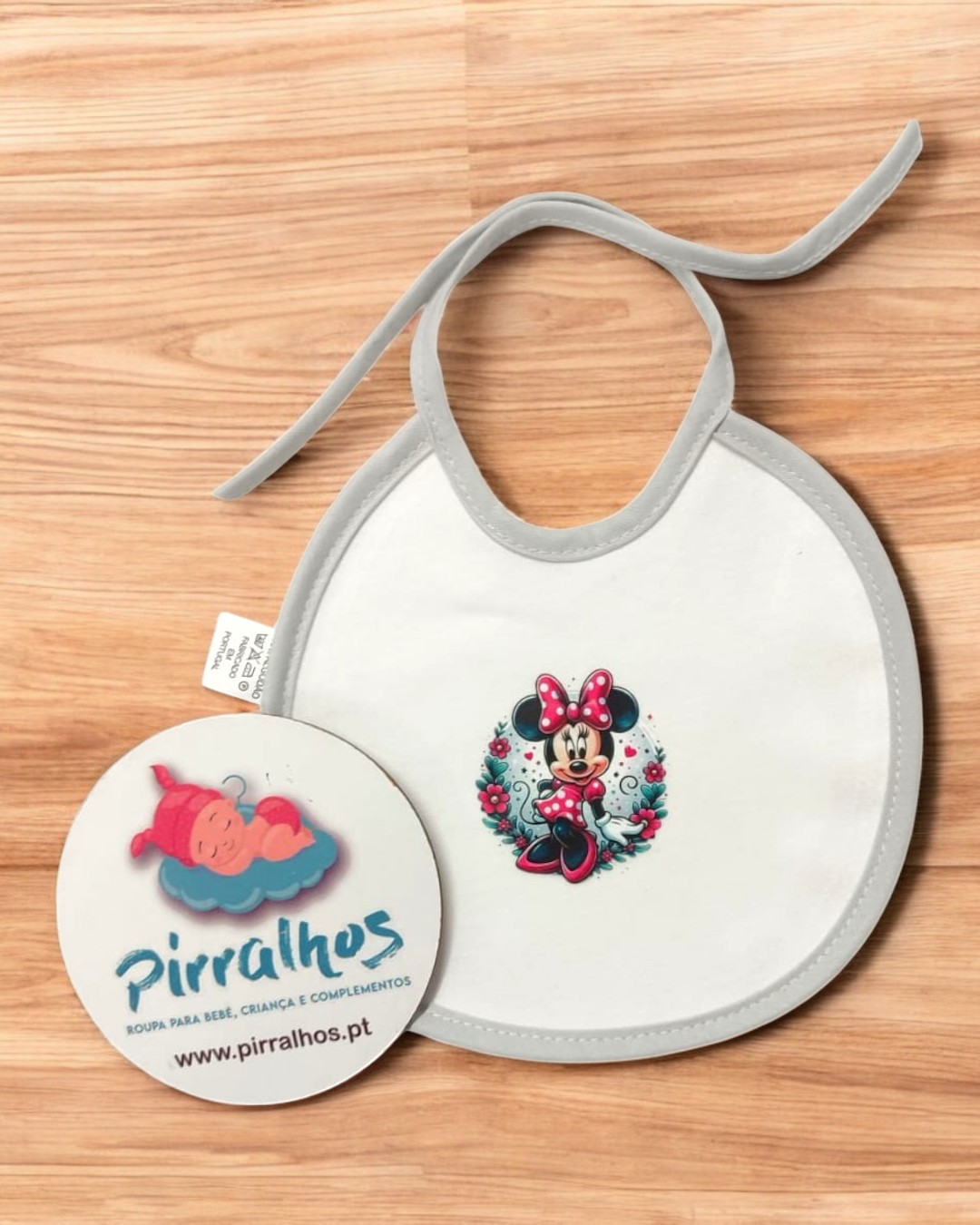 Babete branco com borda cinza e estampa da Minnie no centro