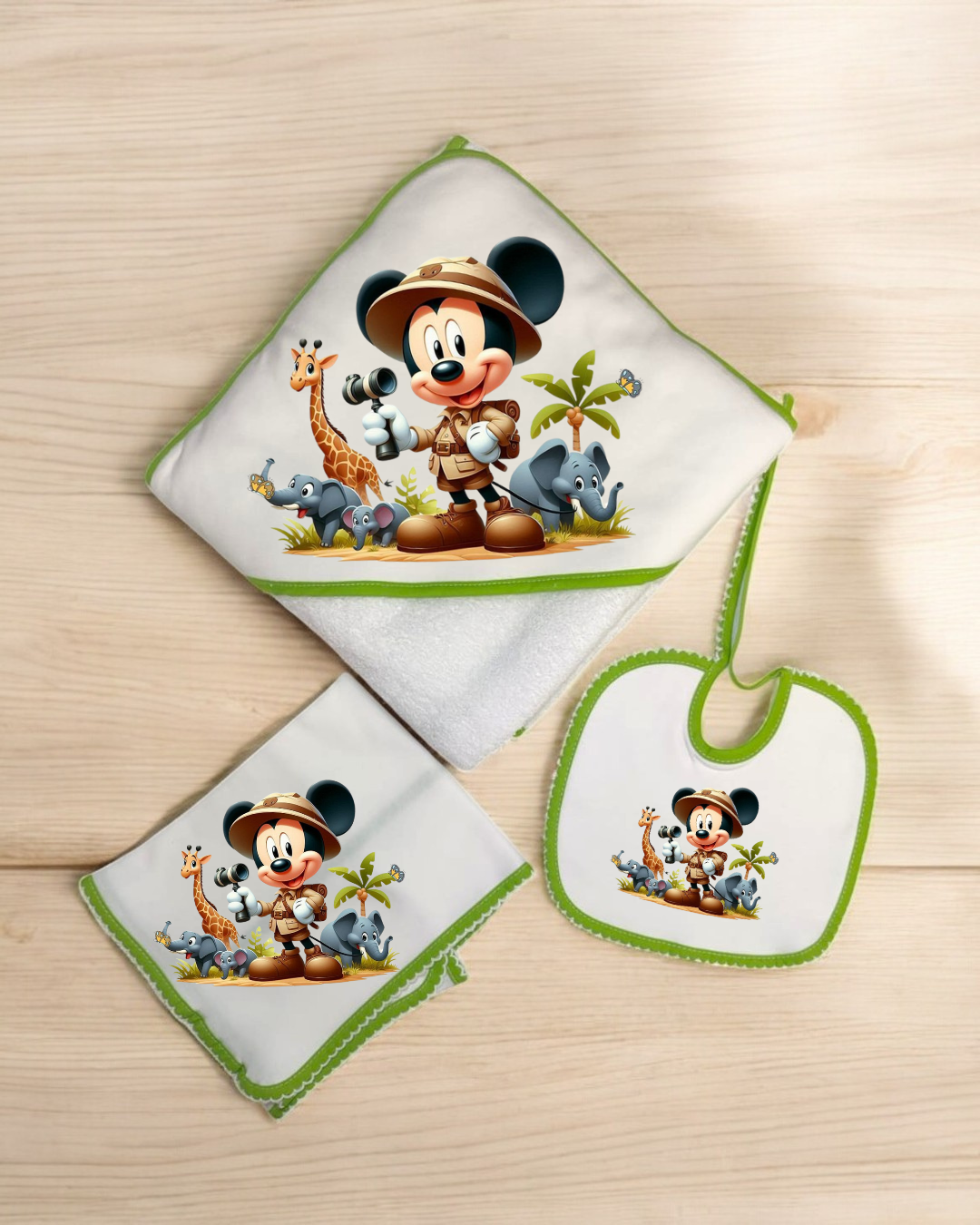 Conjunto de toalha com capuz, bibe e fralda branco com bordas verdes e estampa de Mickey explorador com animais