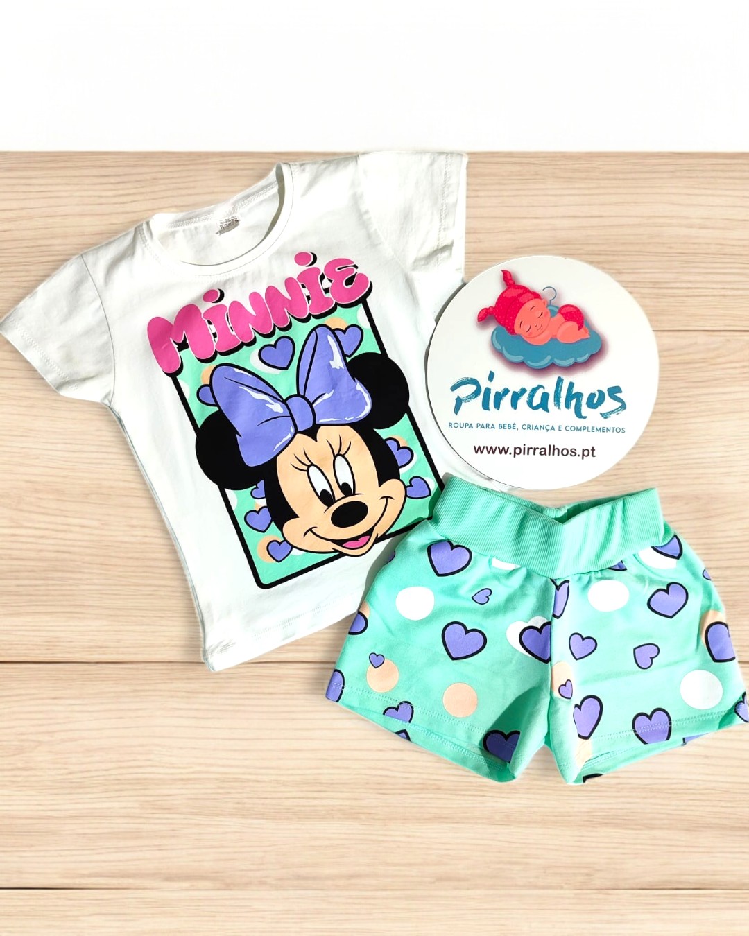 Conjunto infantil t-shirt branca Minnie e calções verdes com corações