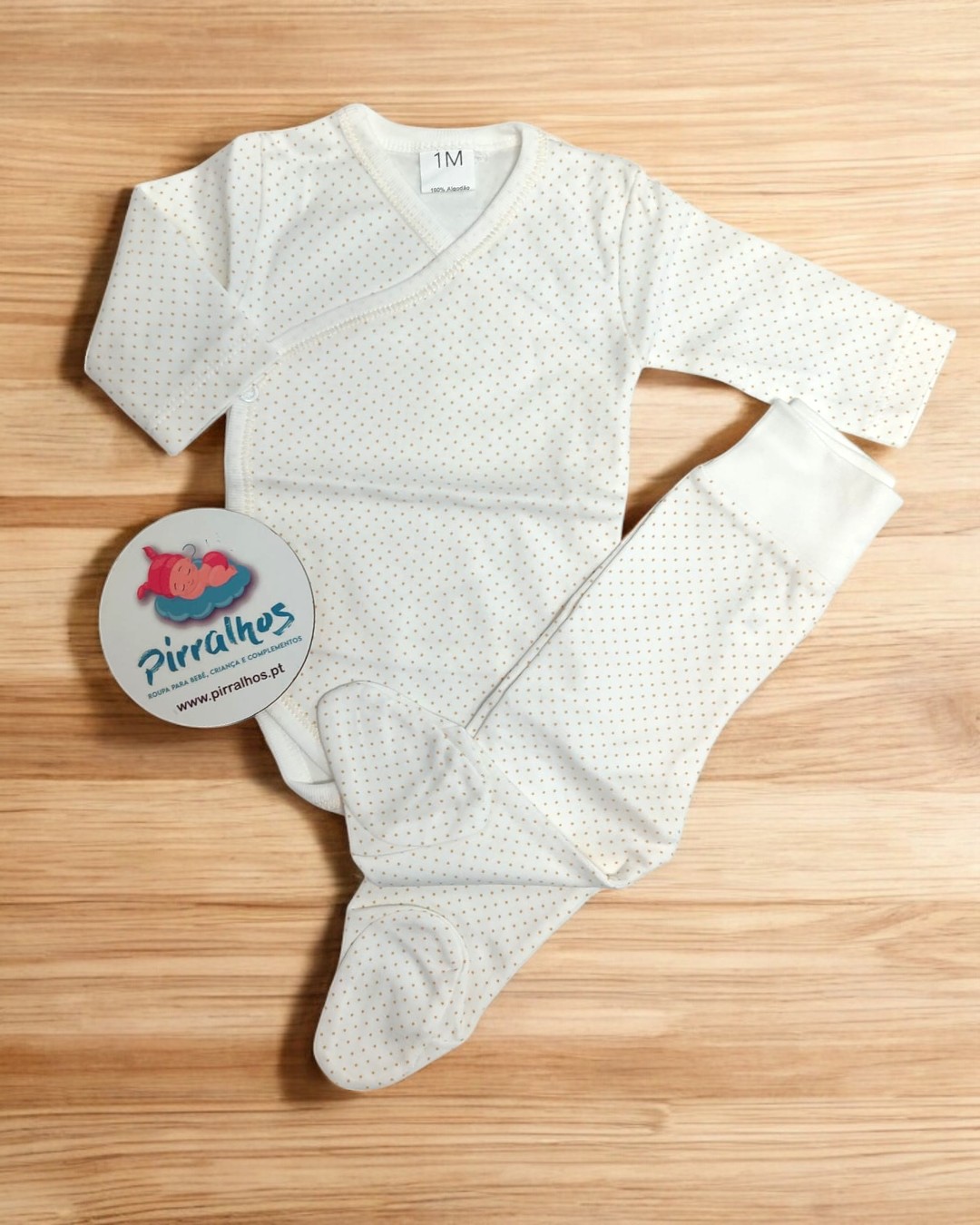 Conjunto de roupa de bebé branco com padrão de pontos e cartão de marca