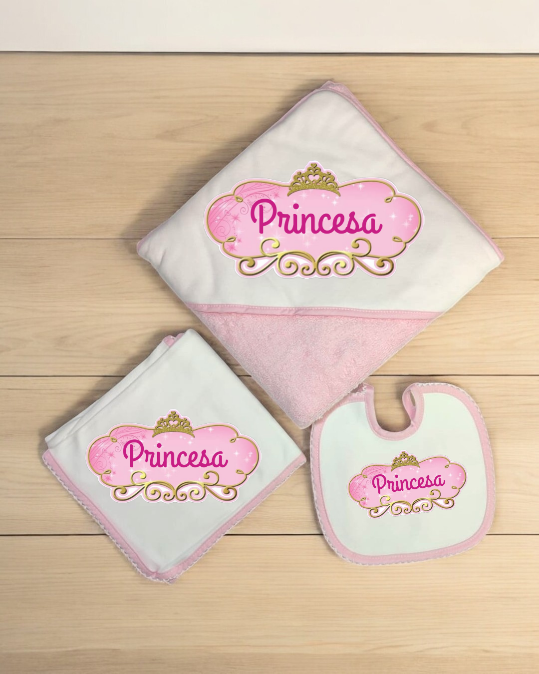 Conjunto de toalha, fralda e babete com estampa 