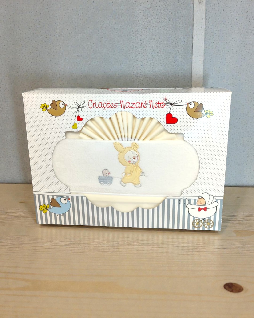Caixa decorativa branca com desenho infantil e texto Criações Nazaré Neto