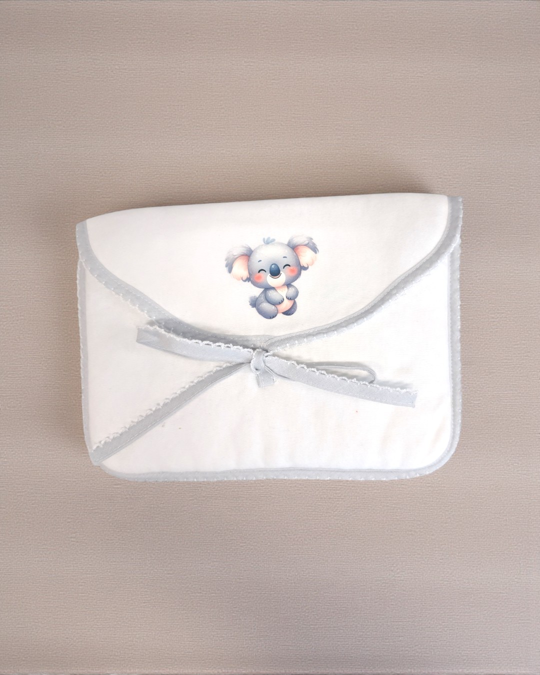 Bolsa branca com bordas cinzentas e desenho de coala sorridente