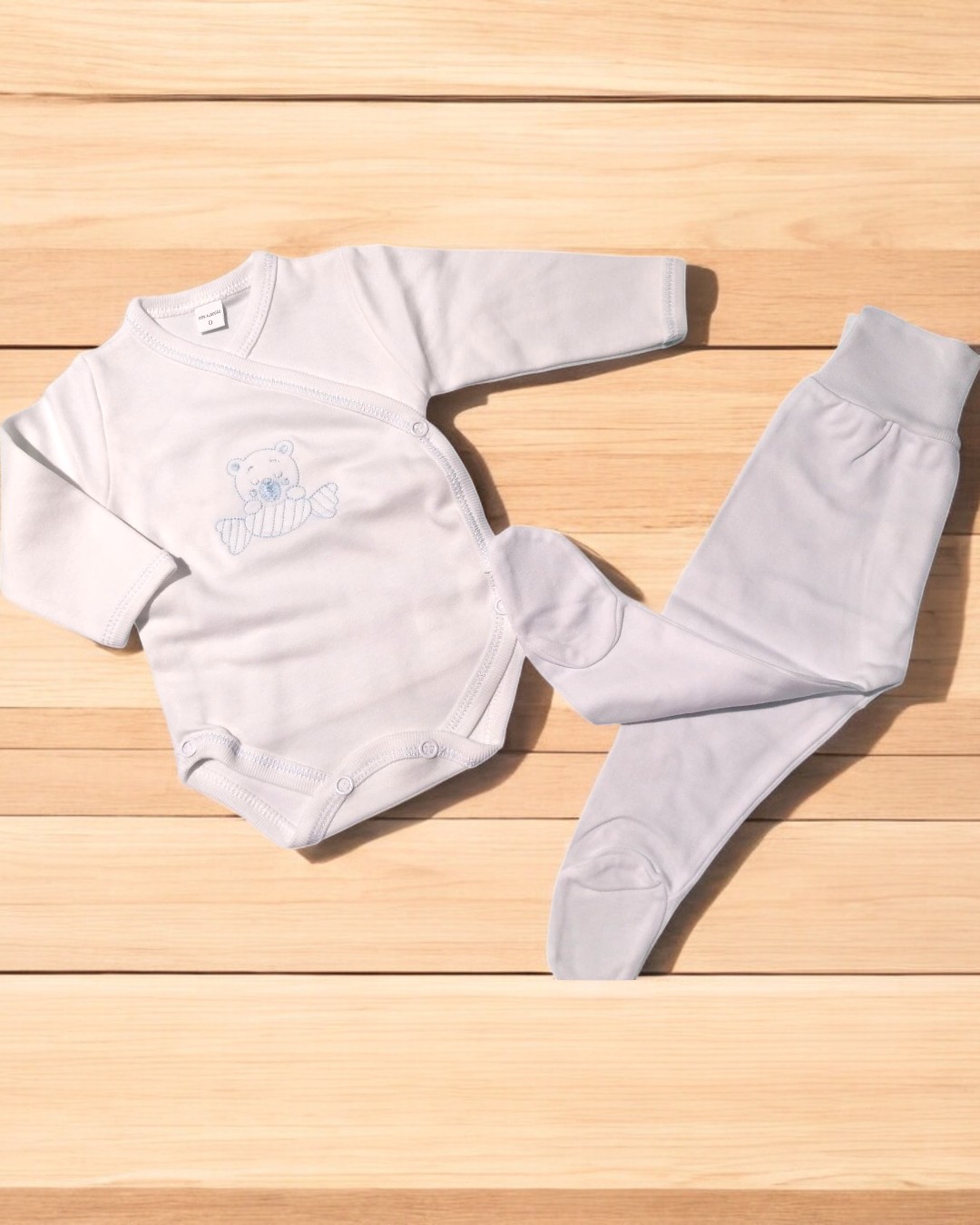 Conjunto de roupa de bebé branca com ursinho bordado