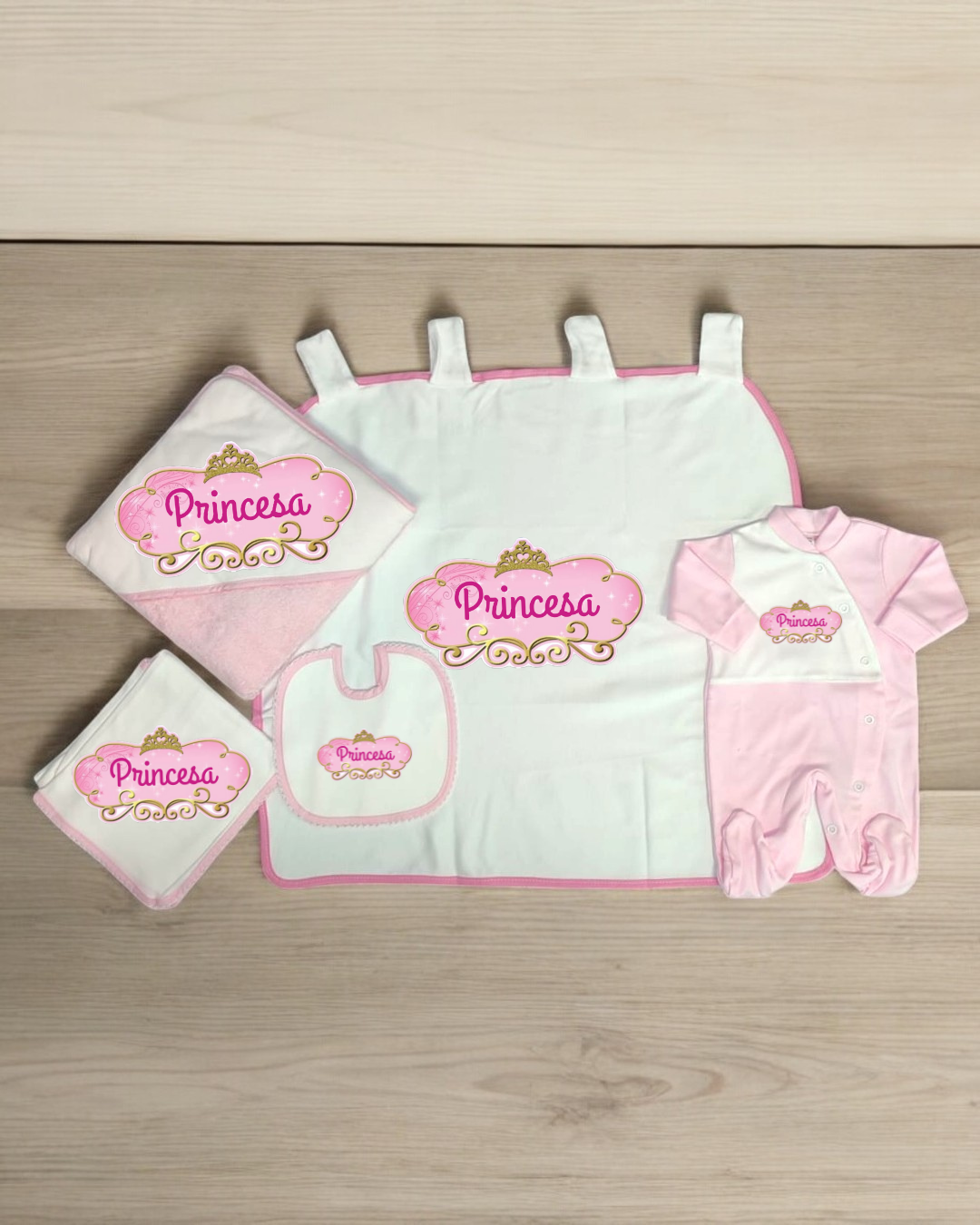 Conjunto de têxteis bebé rosa e branco com texto 'Princesa'
