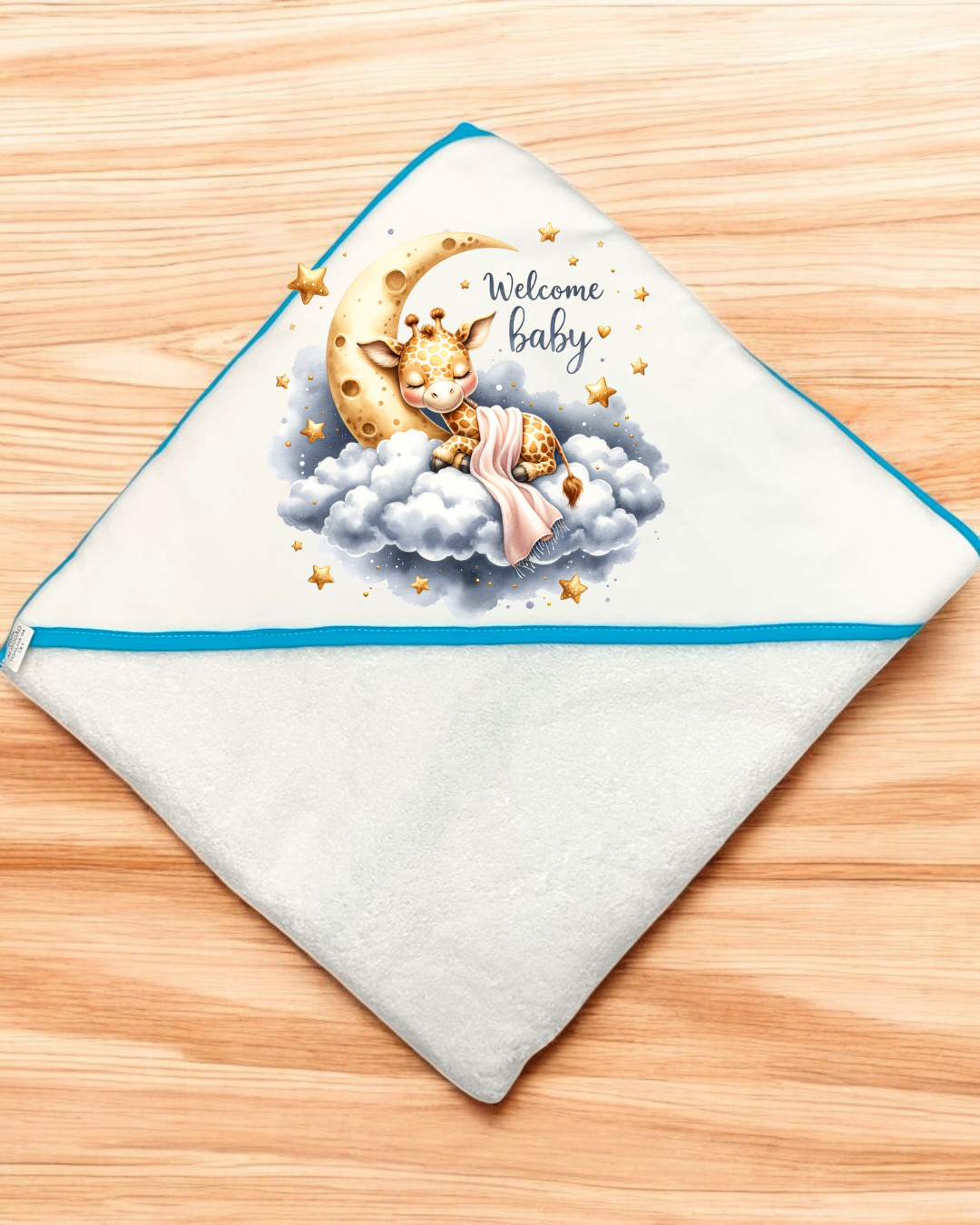 Toalha de bebé branca com borda azul e desenho de girafa na lua e nuvens