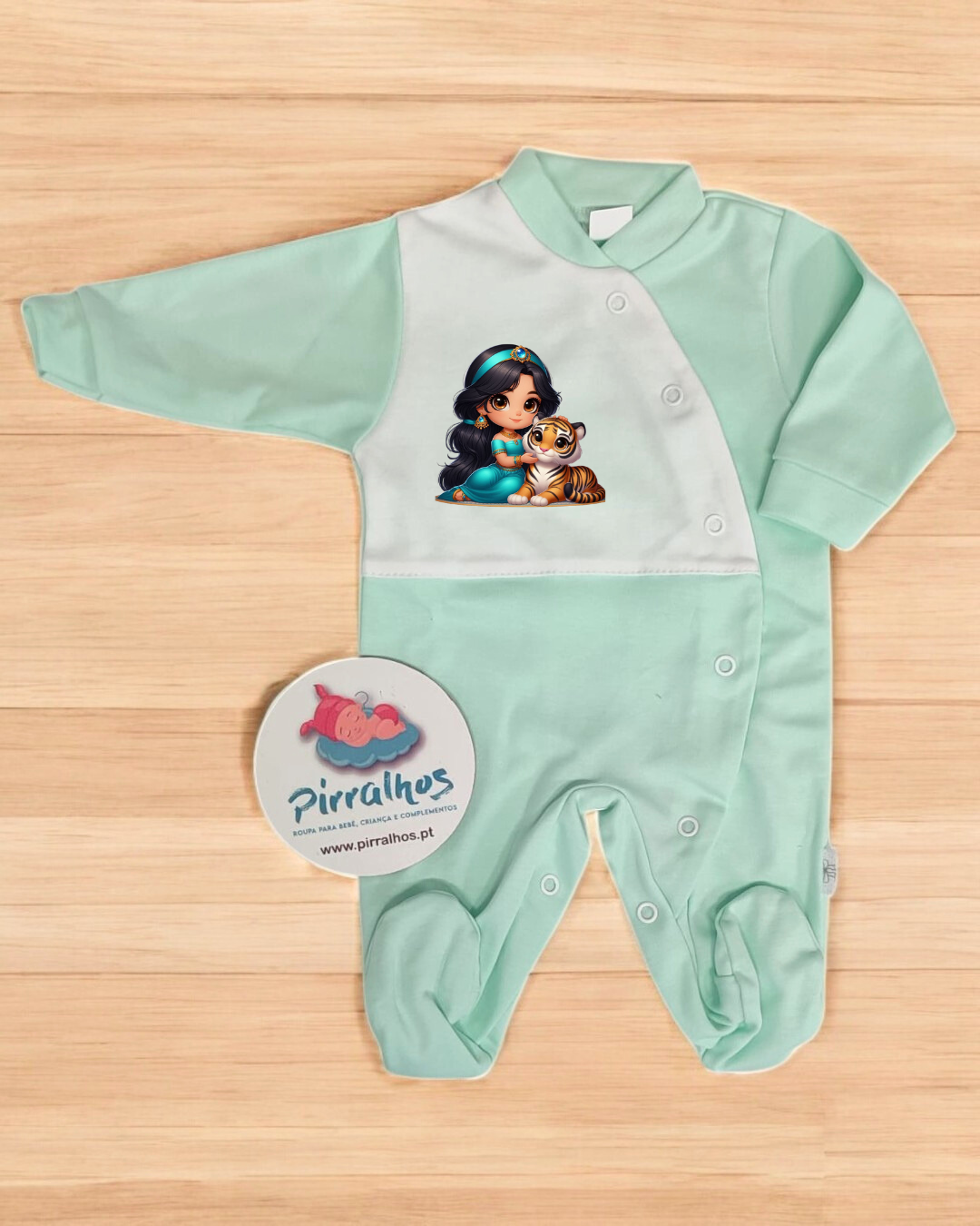 Pijama de bebé verde-água com painel branco e ilustração de menina e tigre.