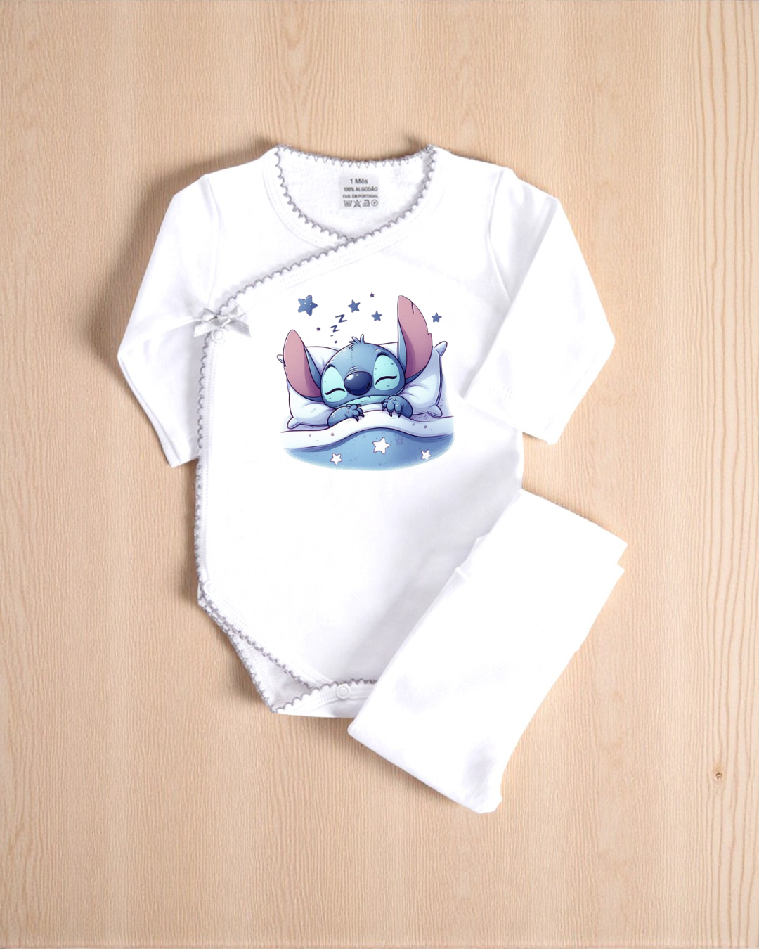 Body branco de bebé com personagem azul a dormir estampado na frente.